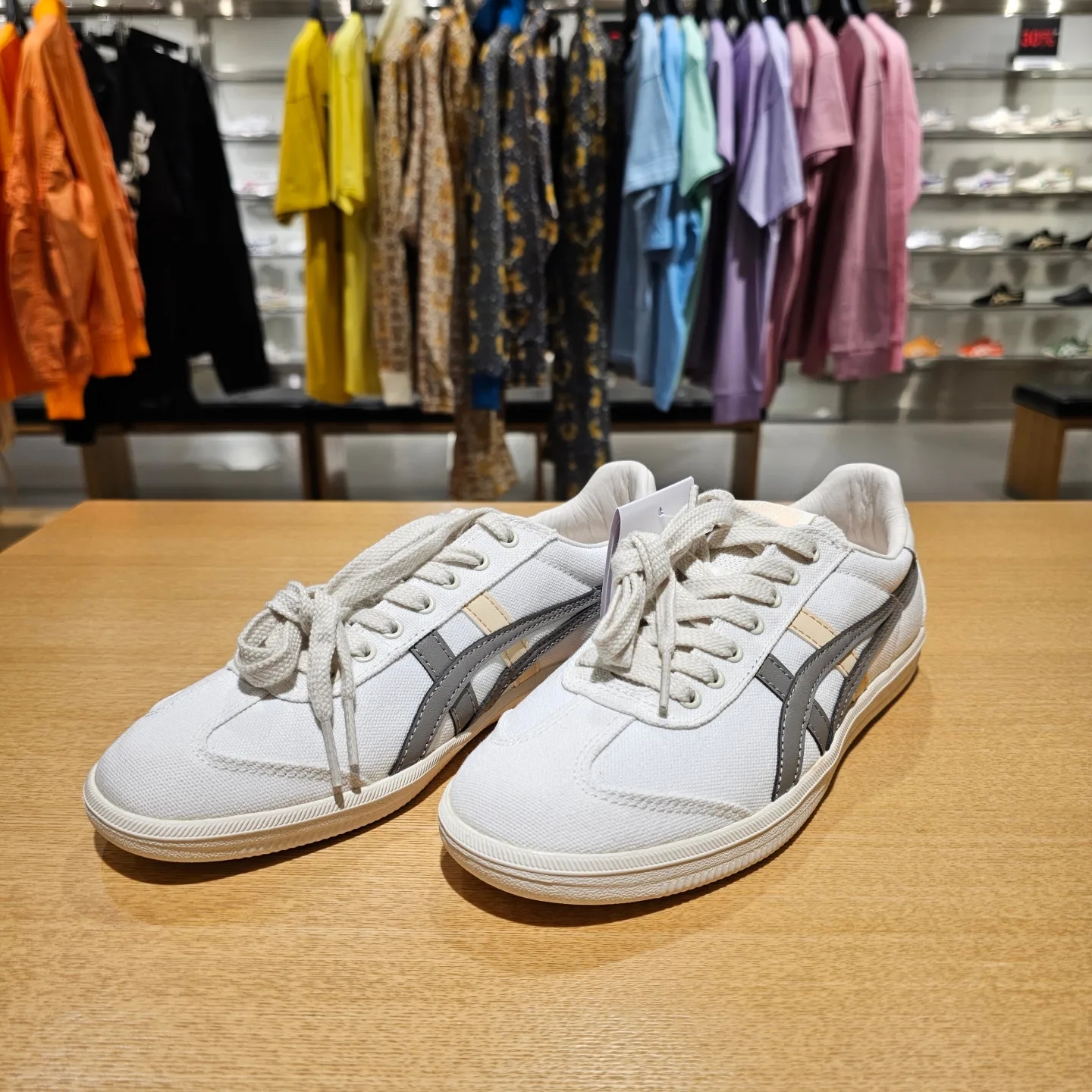 Onitsuka Tiger Tokuten White Grey 착용 스타일 - 2