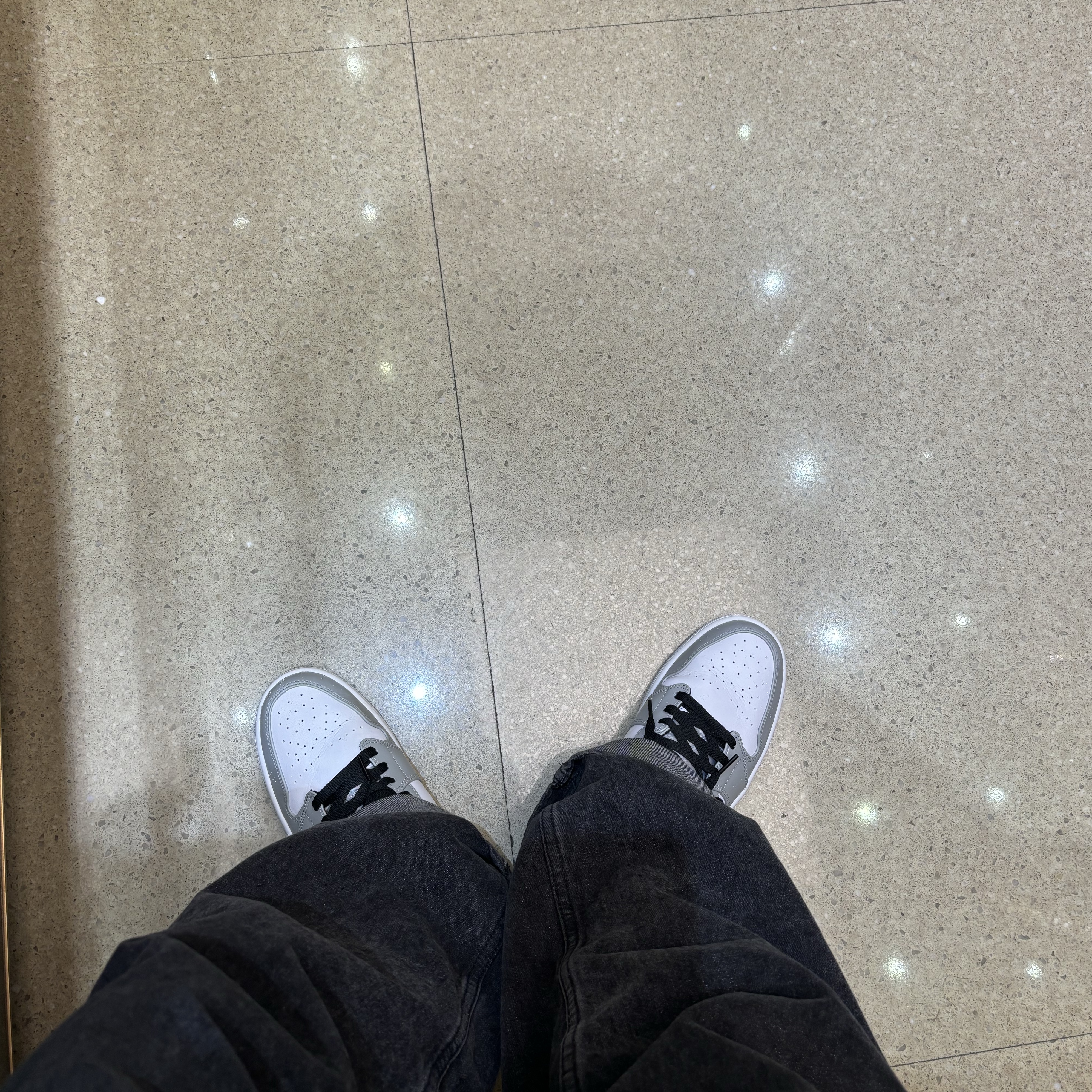 Jordan 1 Mid Light Smoke Grey 착용 스타일