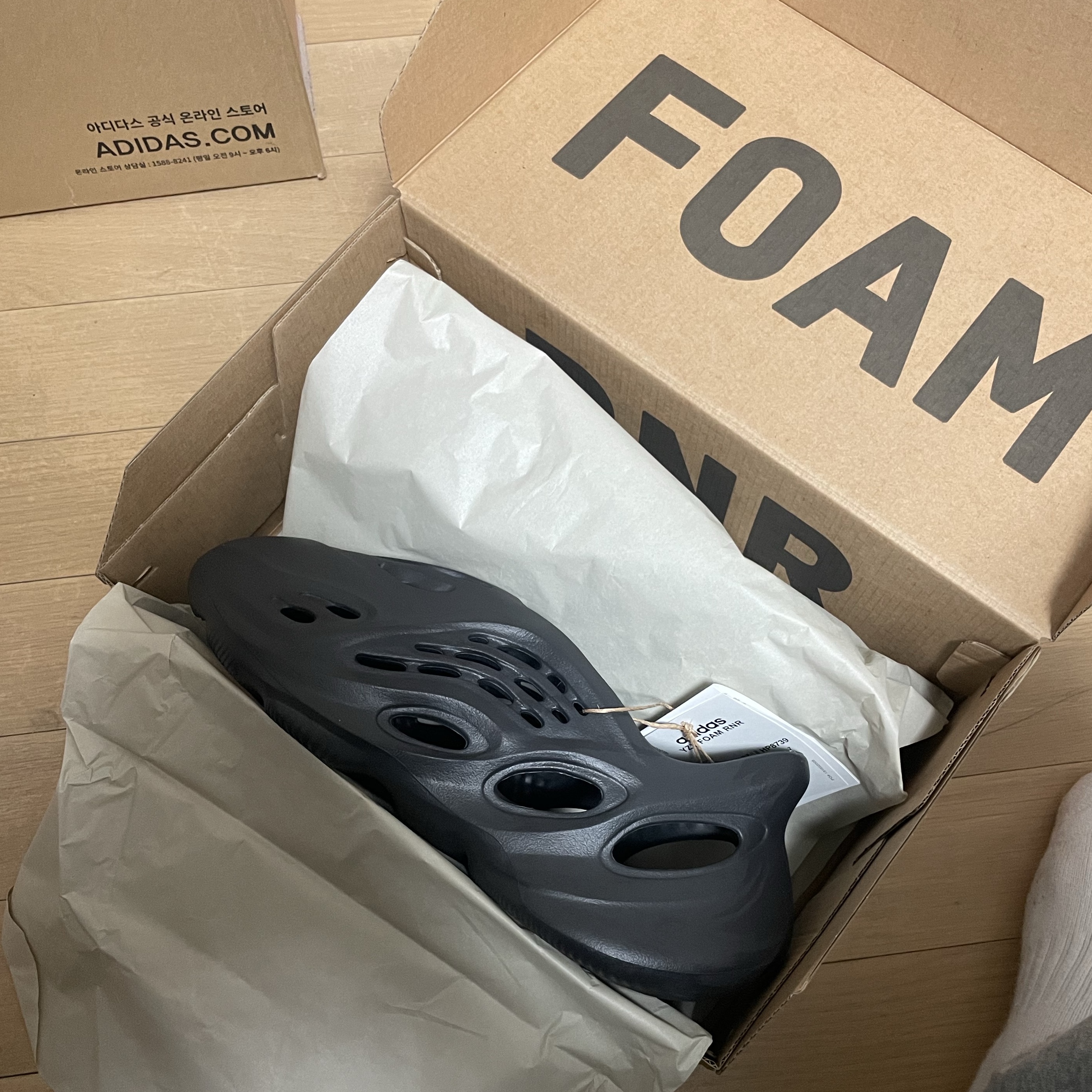 Adidas Yeezy Foam RNNR Onyx 착용 스타일