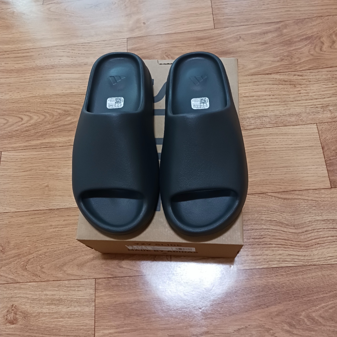 Adidas Yeezy Slide Dark Onyx 2024 착용 스타일 - 2