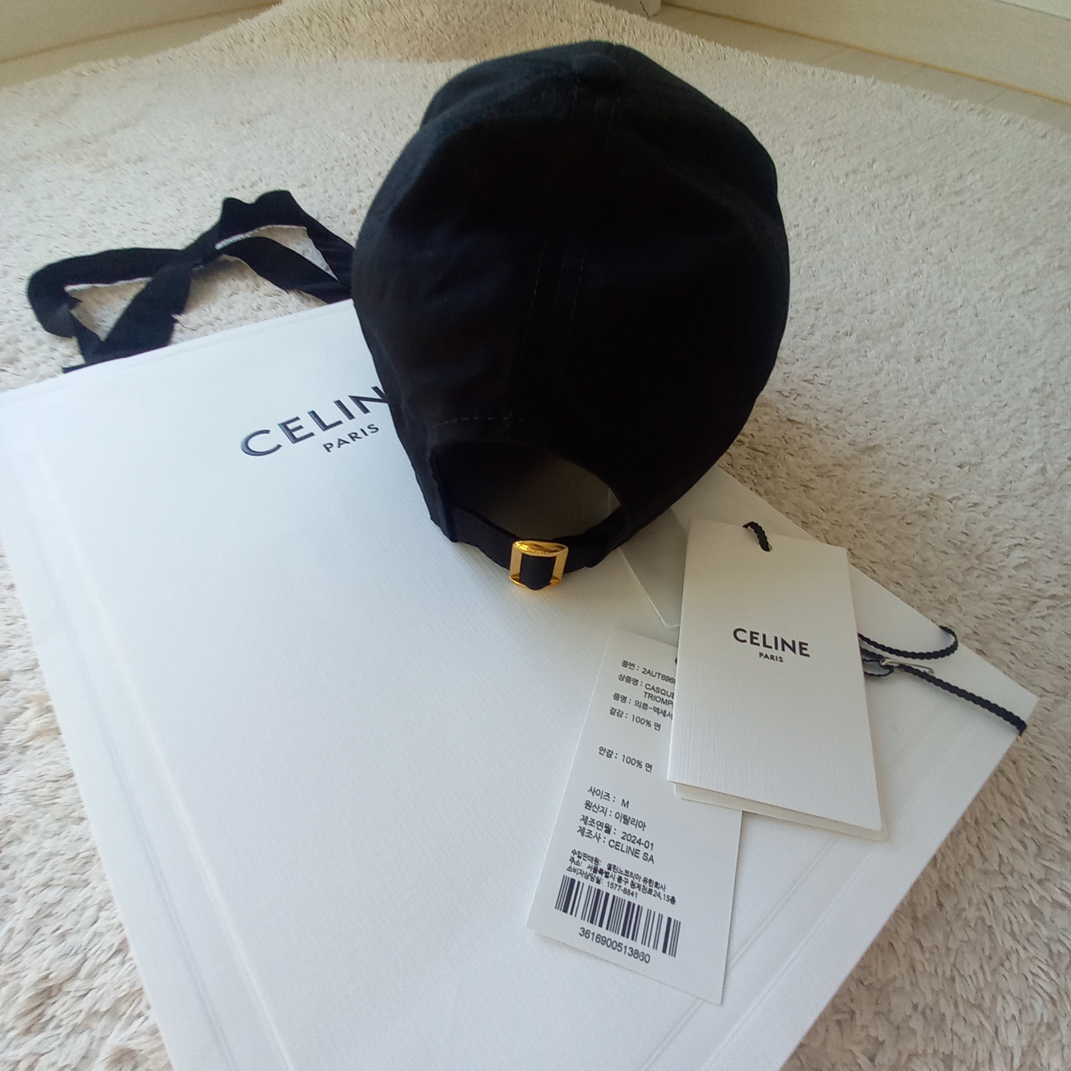 (W) Celine Triomphe Baseball Cap in Cotton Black 착용 스타일 - 2