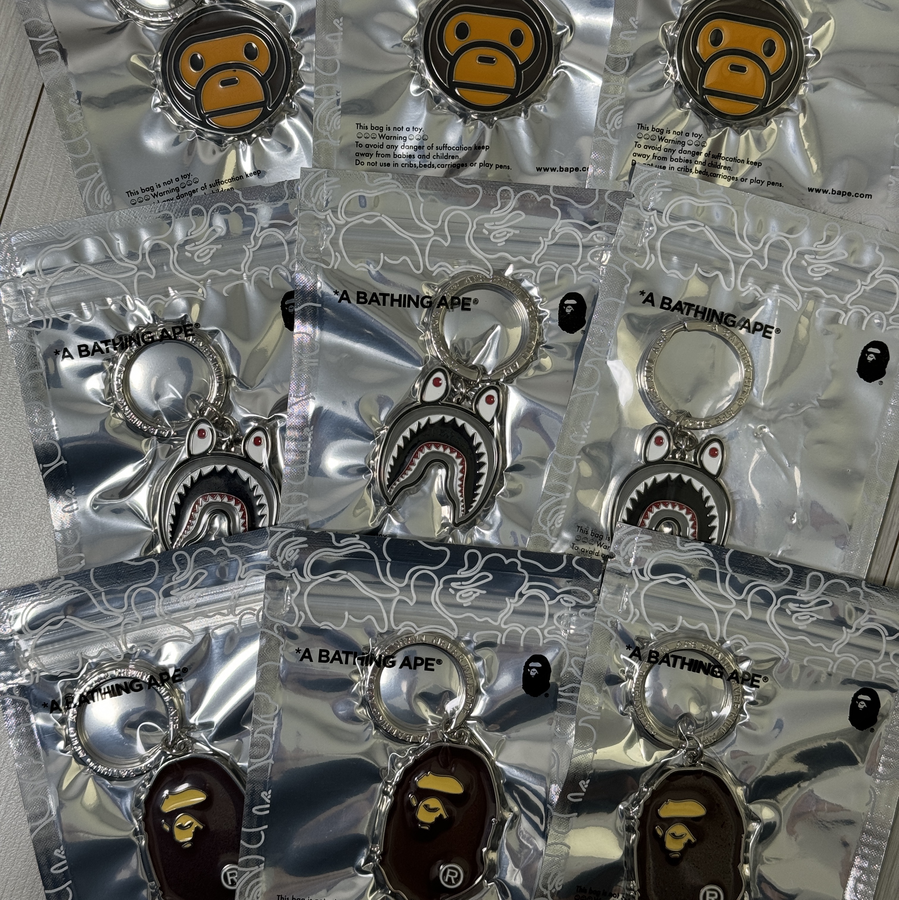 BAPE Shark Metal Keychain Black, BAPE Ape Head Metal Keychain Brown 착용 스타일