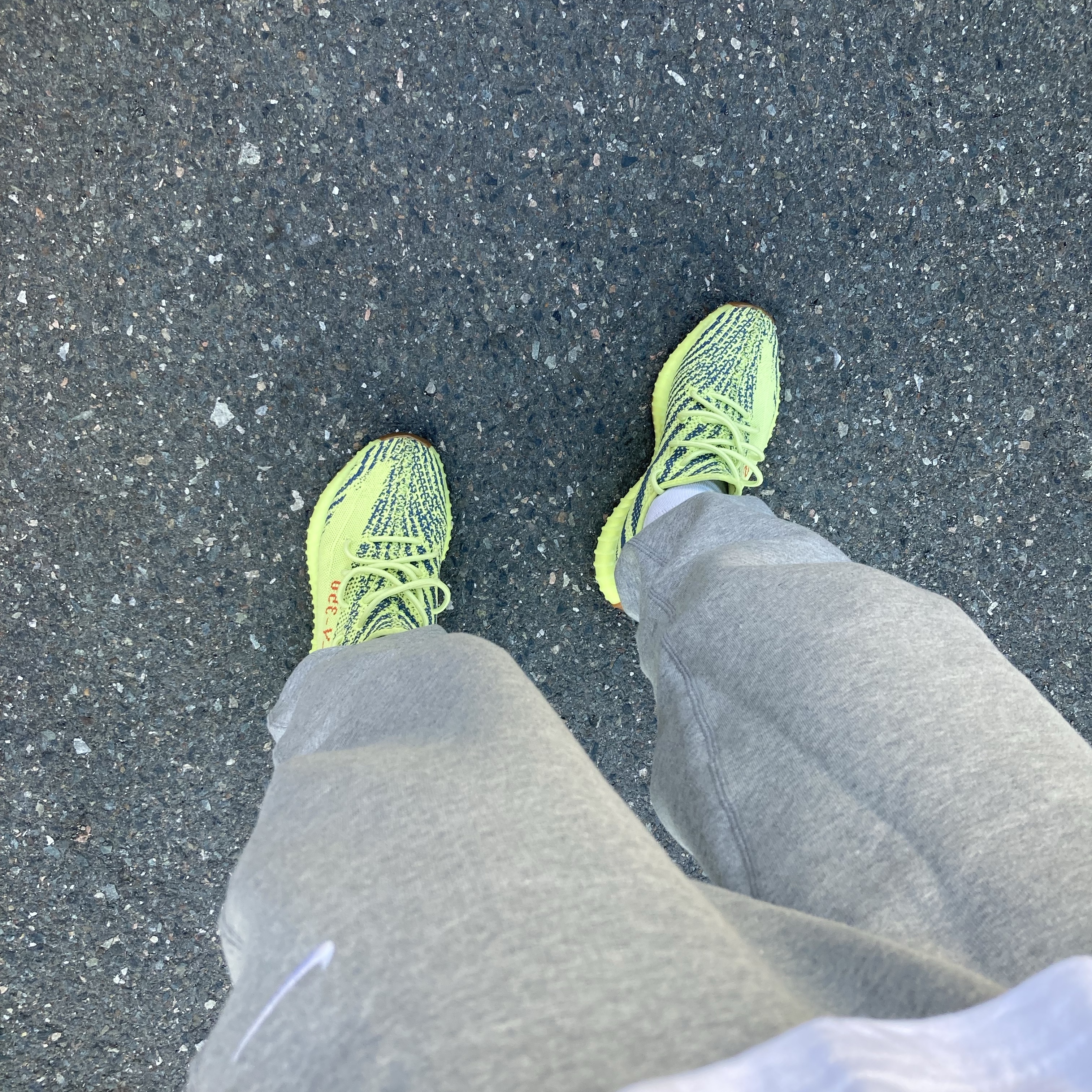 (W) Nike NRG Solo Swoosh Fleece Pants Dark Grey Heather - Asia, Adidas Yeezy Boost 350 V2 Semi Frozen Yellow 착용 스타일