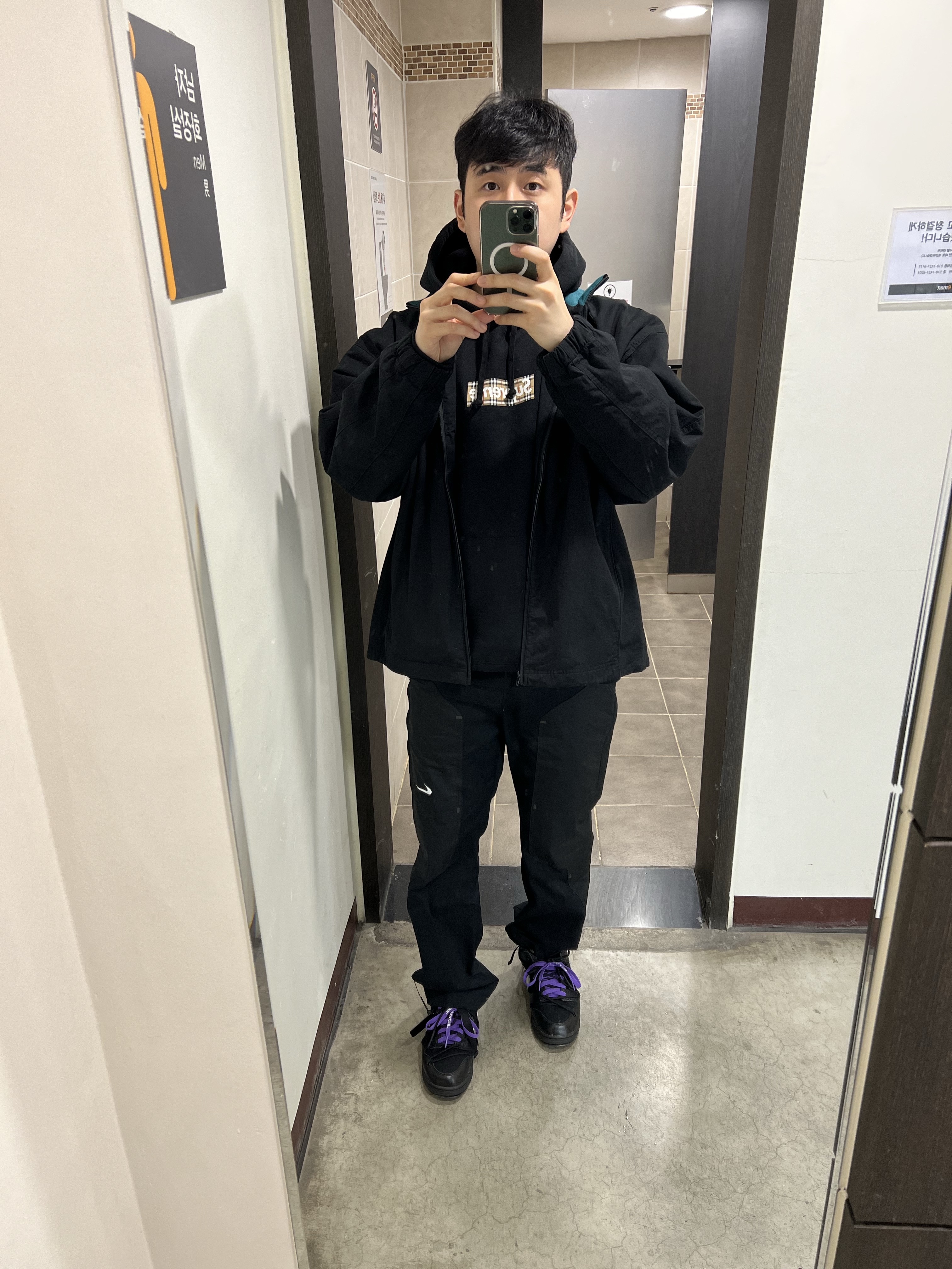 Supreme x Umbro Cotton Ripstop Track Jacket Black - 23FW, Supreme x Burberry Box Logo Hooded Sweatshirt Black - 22SS 착용 스타일