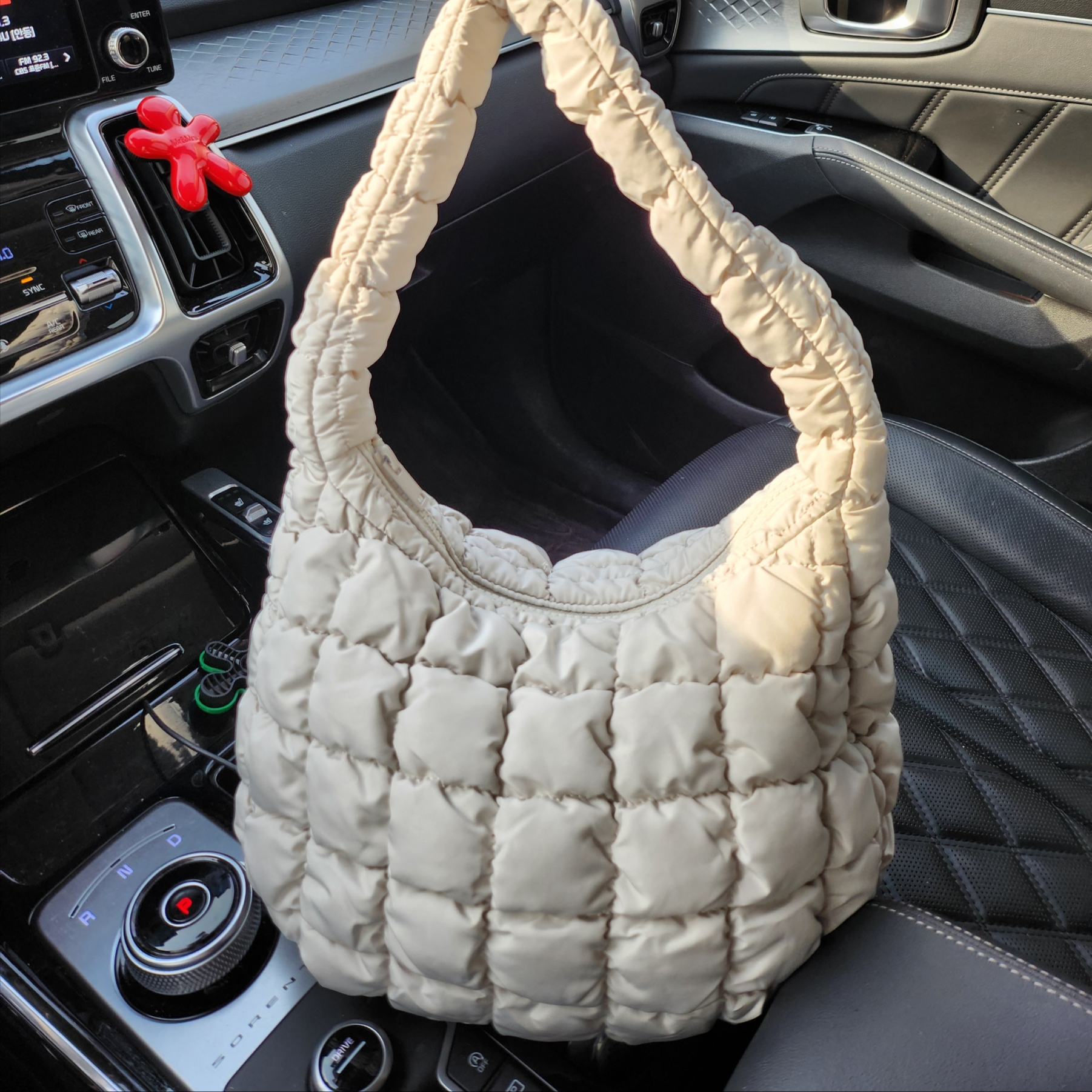 COS Quilted Mini Bag Light Grey 착용 스타일