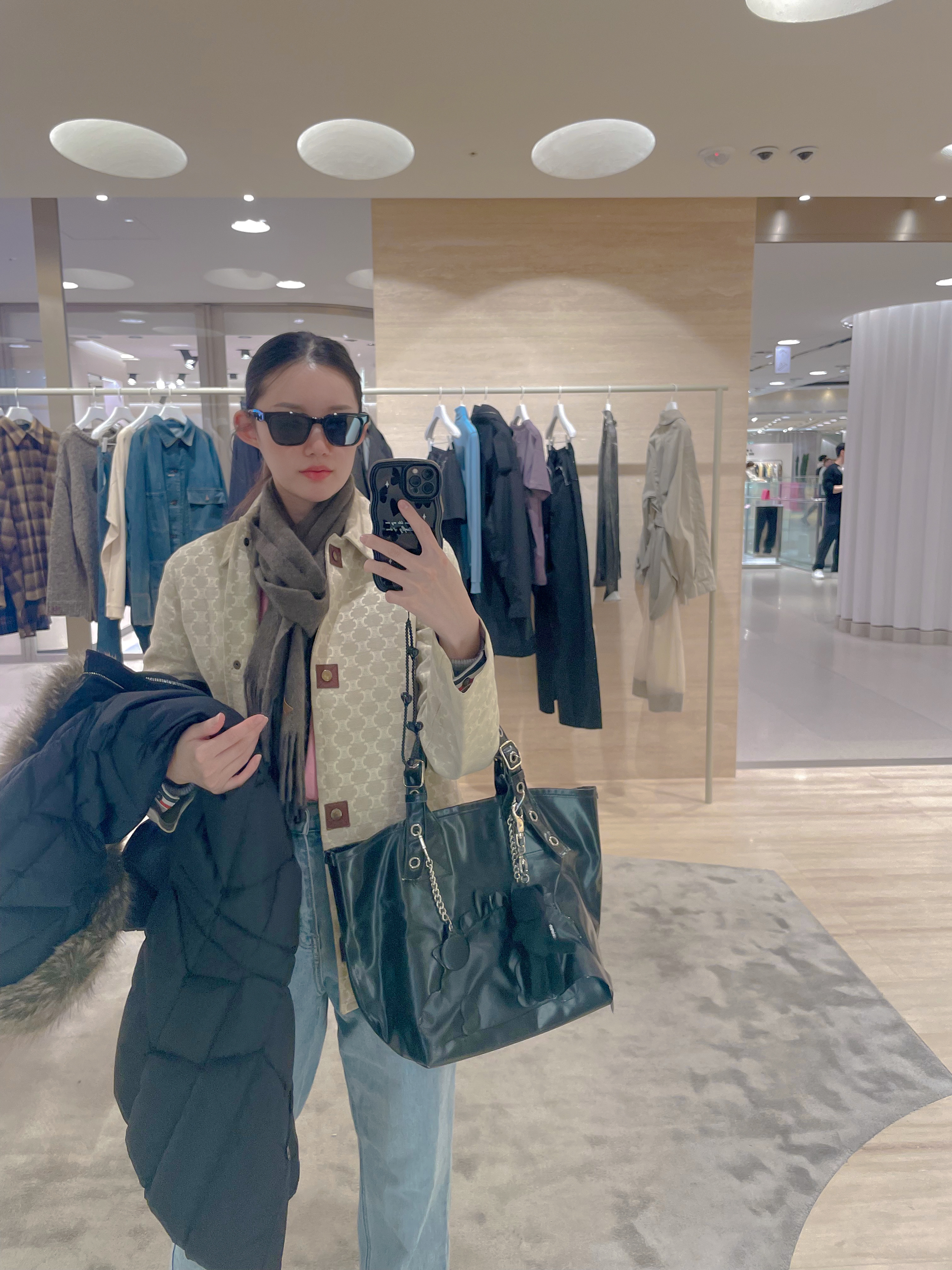 Gentle Monster x Maison Margiela MM110 Black Black 착용 스타일 - 5