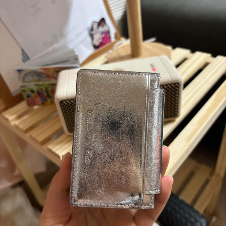 Matin Kim Accordion Wallet Silver 착용 스타일 - 3