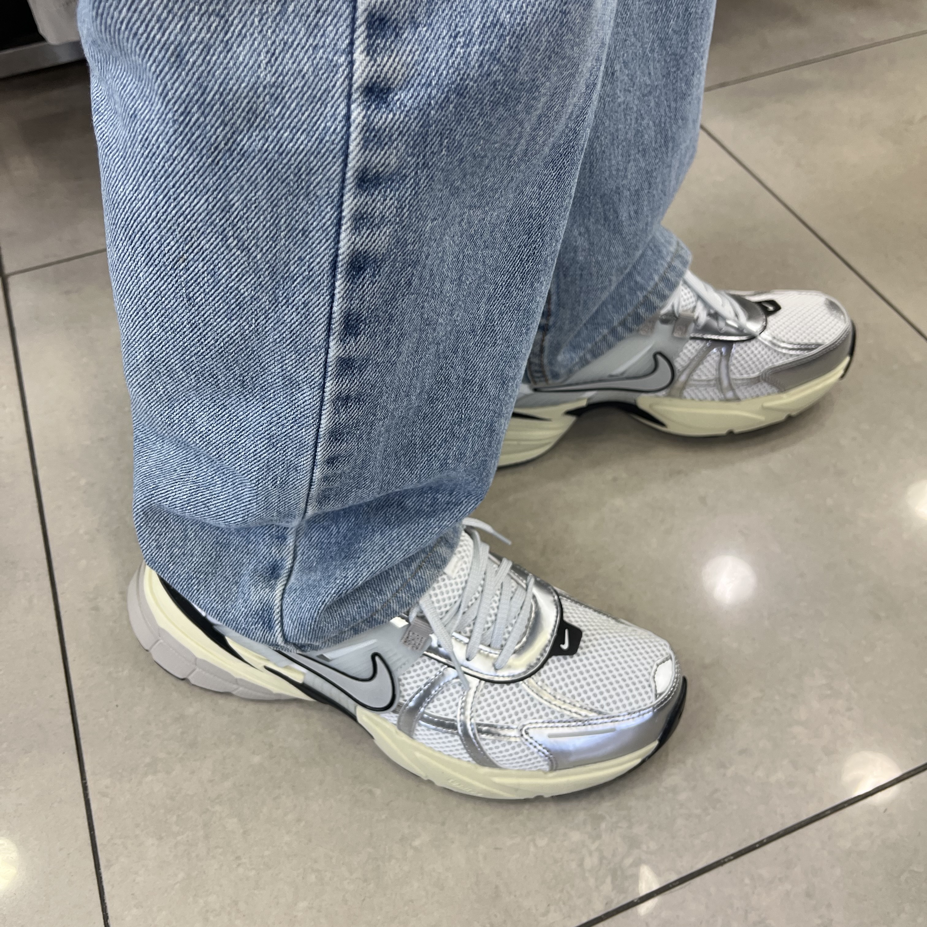 Nike V2K Run Summit White Metallic Silver 착용 스타일