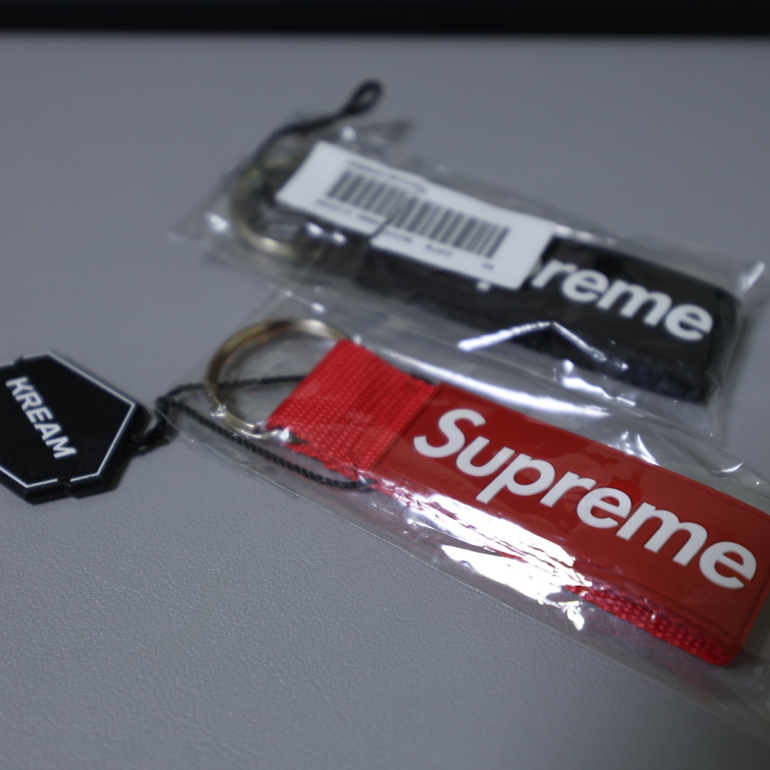 Supreme Webbing Keychain Red - 23SS, Supreme Webbing Keychain Black - 23SS 착용 스타일