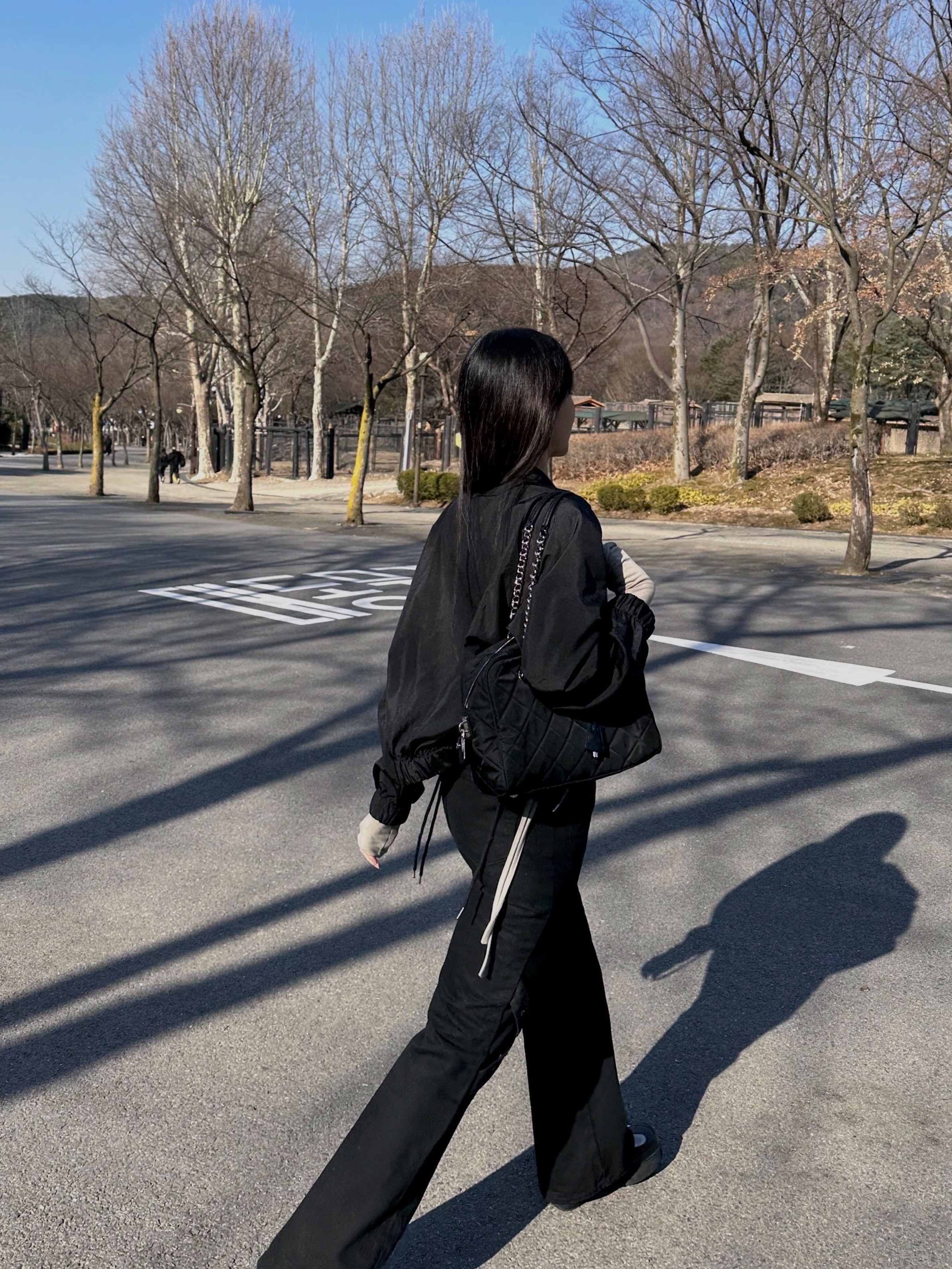 Prada Nylon Quilted Chain Mini Shoulder Bag Black 착용 스타일 - 4