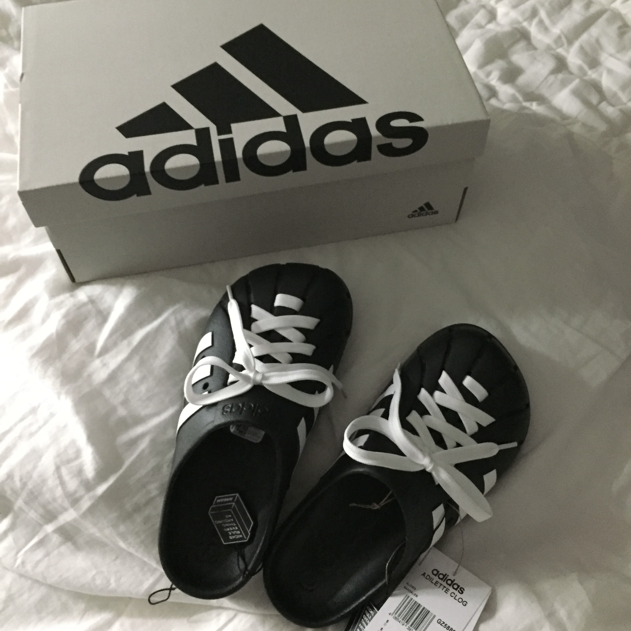 Adidas Adilette Clog Black White 착용 스타일