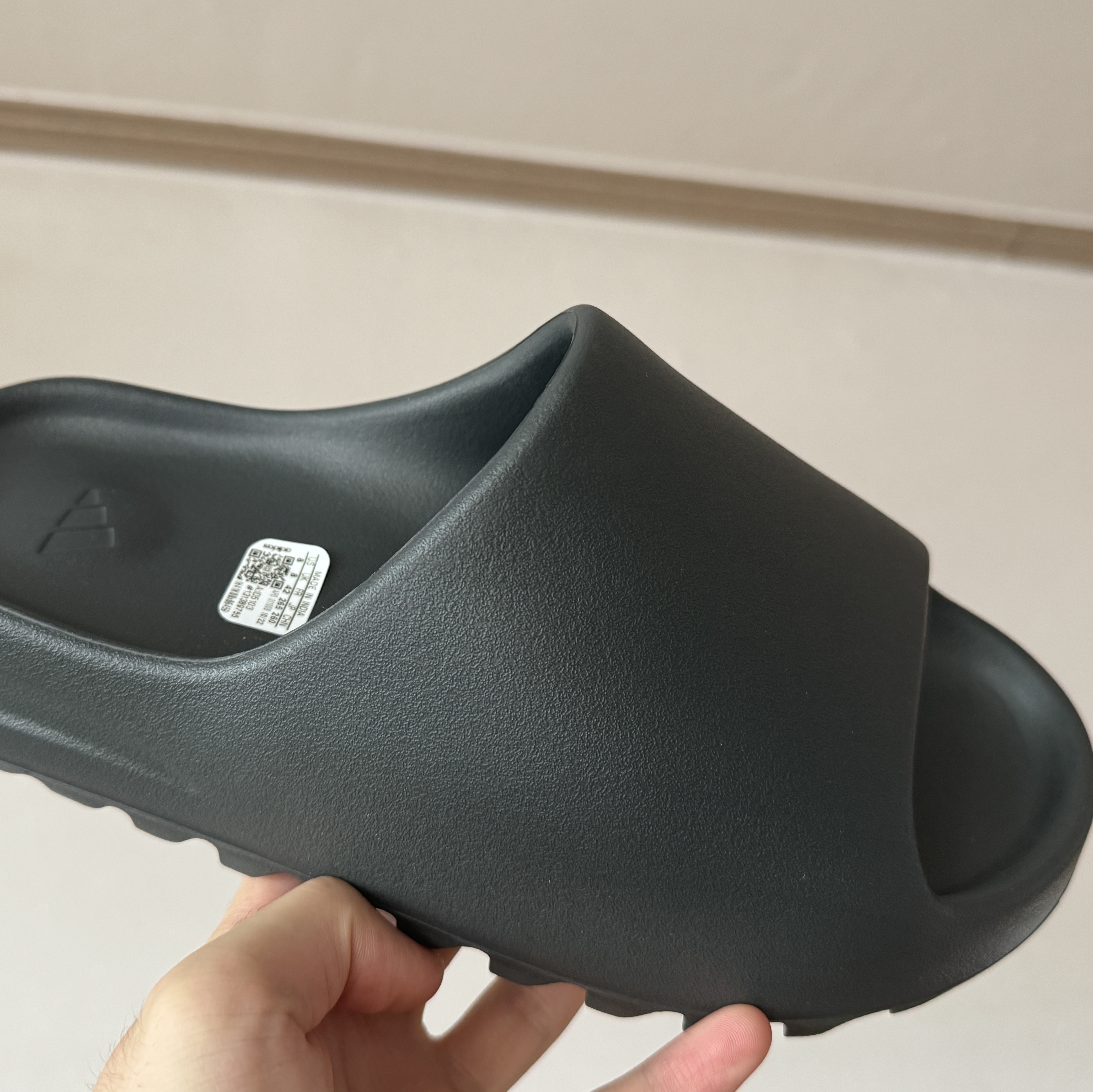 Adidas Yeezy Slide Dark Onyx 2024 착용 스타일