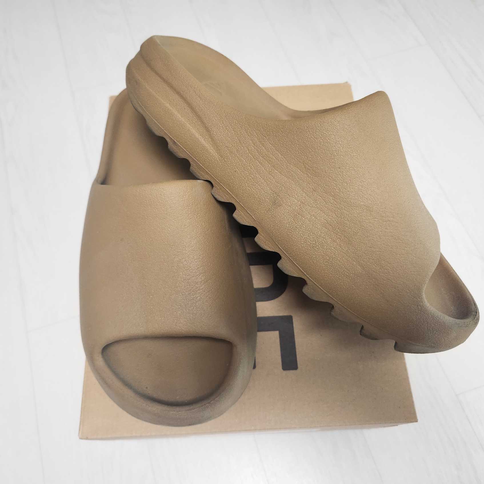 Adidas Yeezy Slide Ochre 착용 스타일