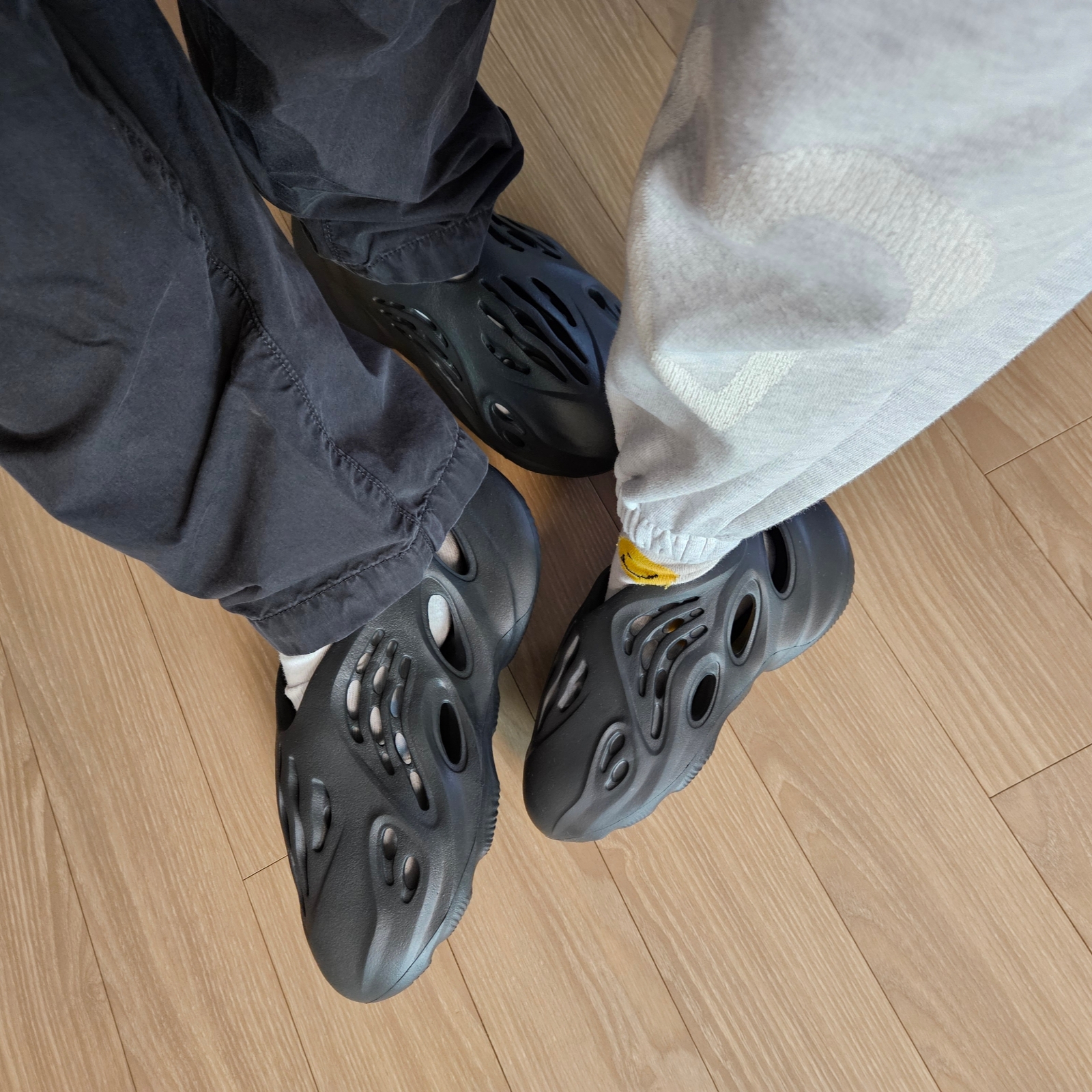 (Kids) Adidas Yeezy Foam RNNR Onyx, Adidas Yeezy Foam RNNR Onyx 착용 스타일 - 2