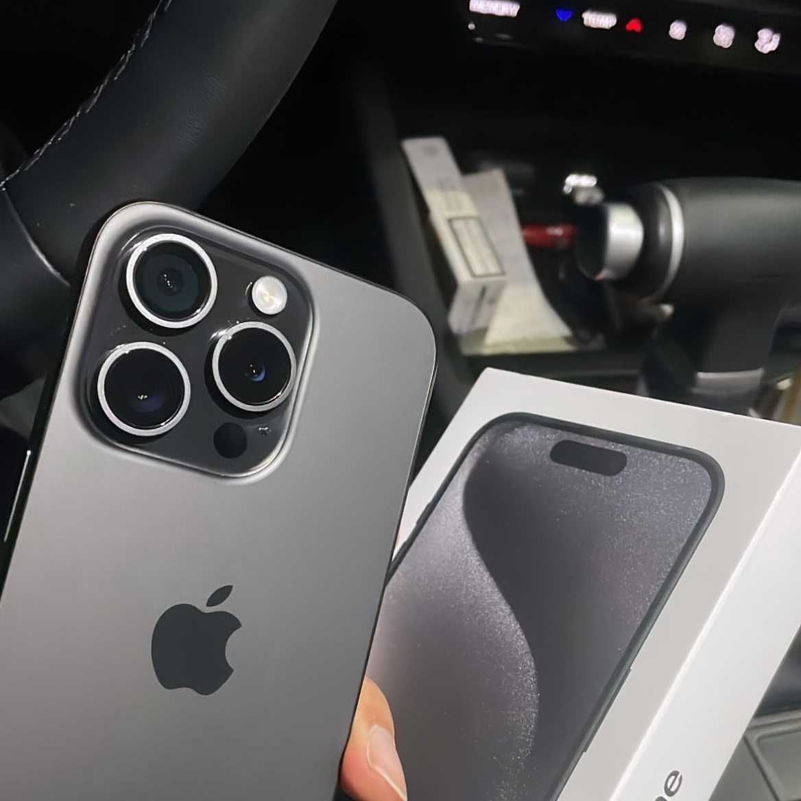 Apple iPhone 15 Pro 128GB Black Titanium (Korean Ver.) 착용 스타일