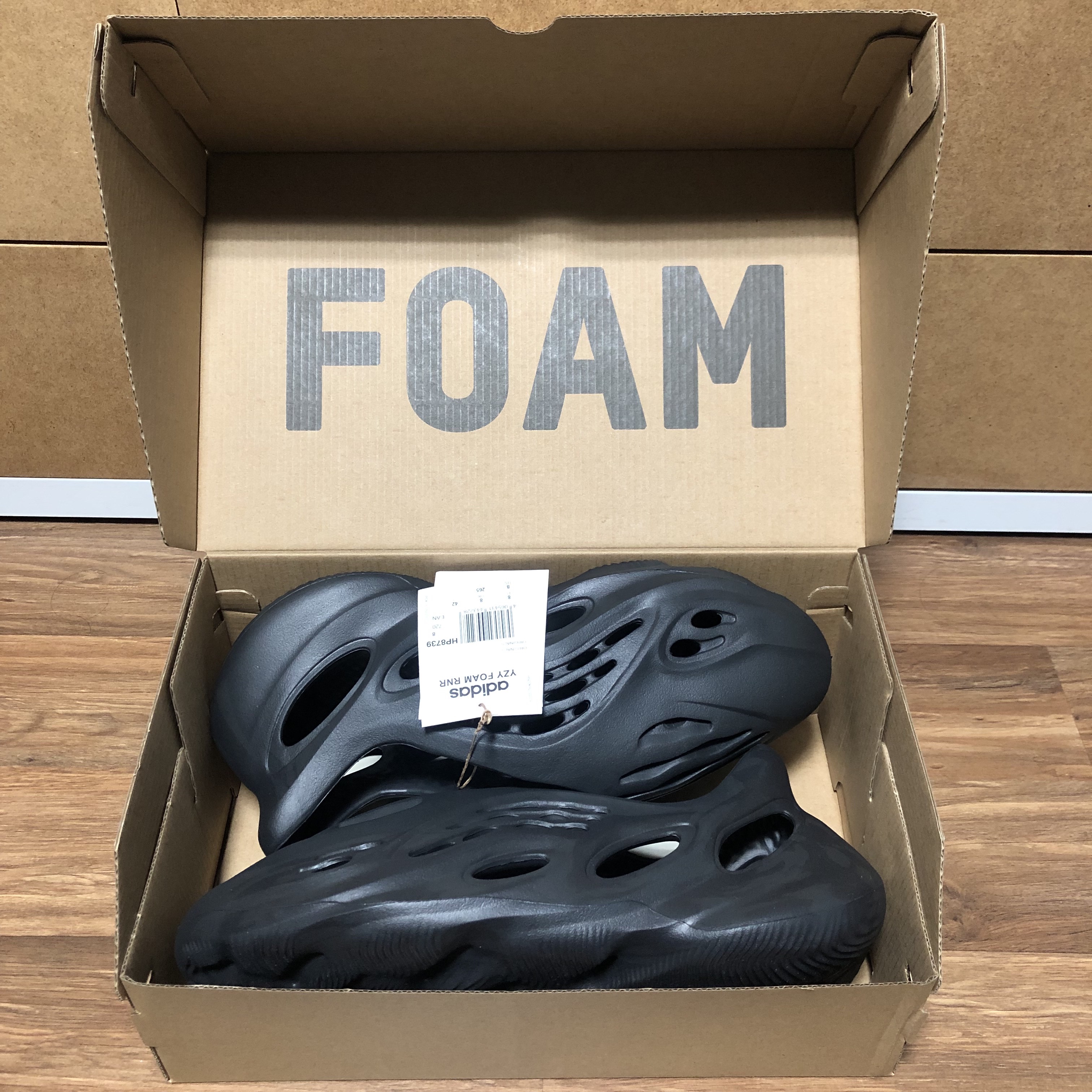 Adidas Yeezy Foam RNNR Onyx 착용 스타일