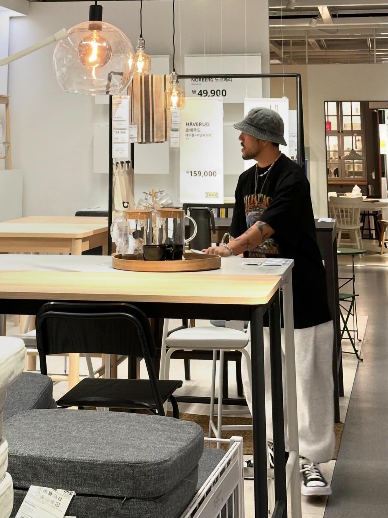 Stussy Washed Stock Bucket Hat Charcoal, Maison Mihara Yasuhiro Peterson OG Sole Canvas Low Sneakers Black 착용 스타일 - 3