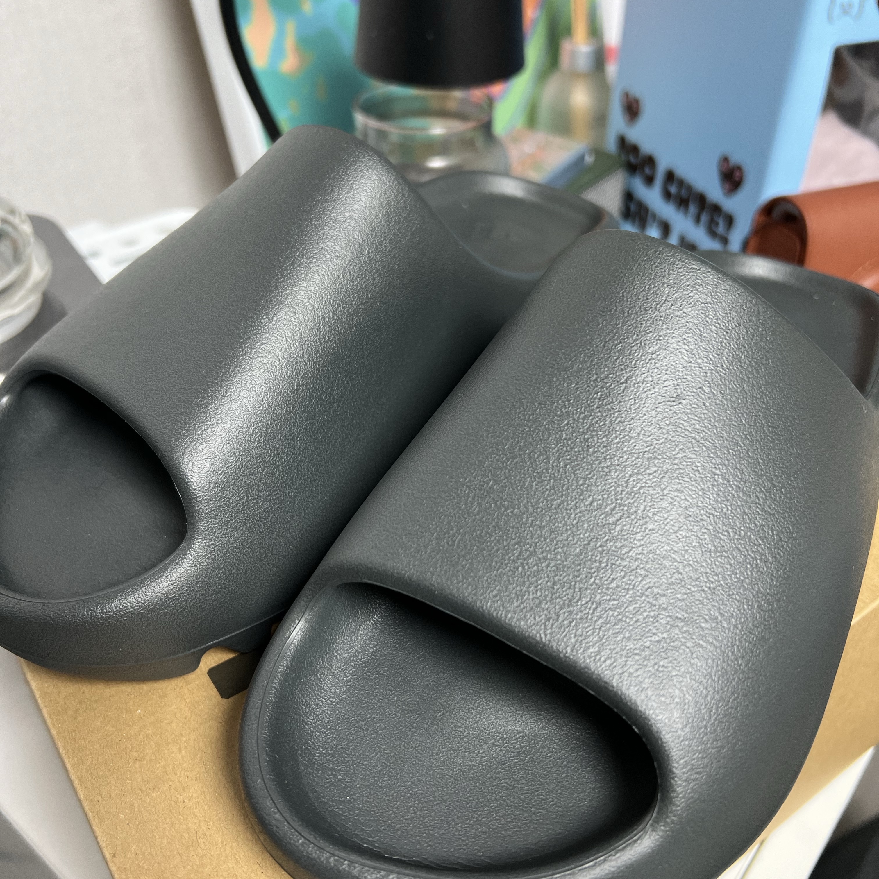 Adidas Yeezy Slide Dark Onyx 2024 착용 스타일 - 1