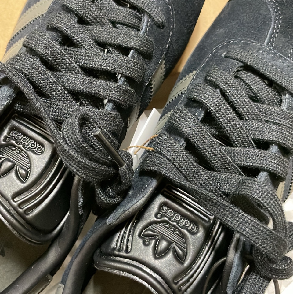Adidas Gazelle Core Black Gold Metallic Gum 착용 스타일 - 2