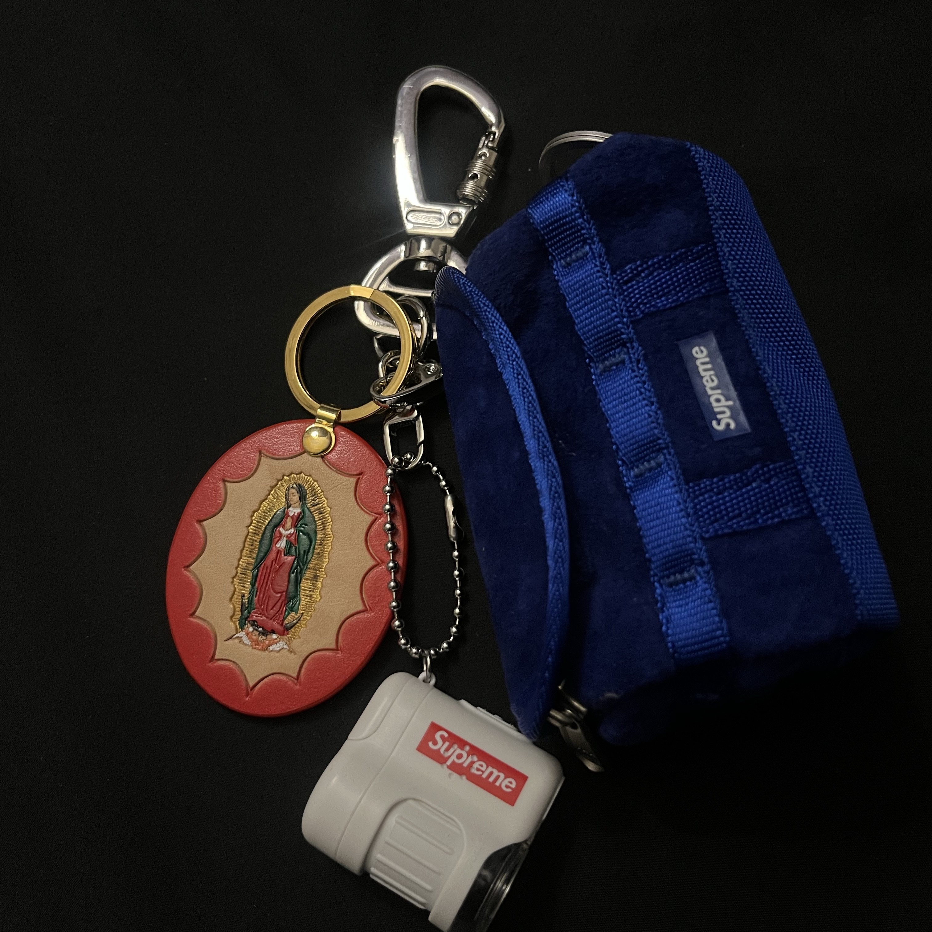 Supreme x Raymay Pocket Microscope Keychain White - 23SS, Supreme x The North Face Suede Base Camp Duffle Keychain Blue - 23FW 착용 스타일