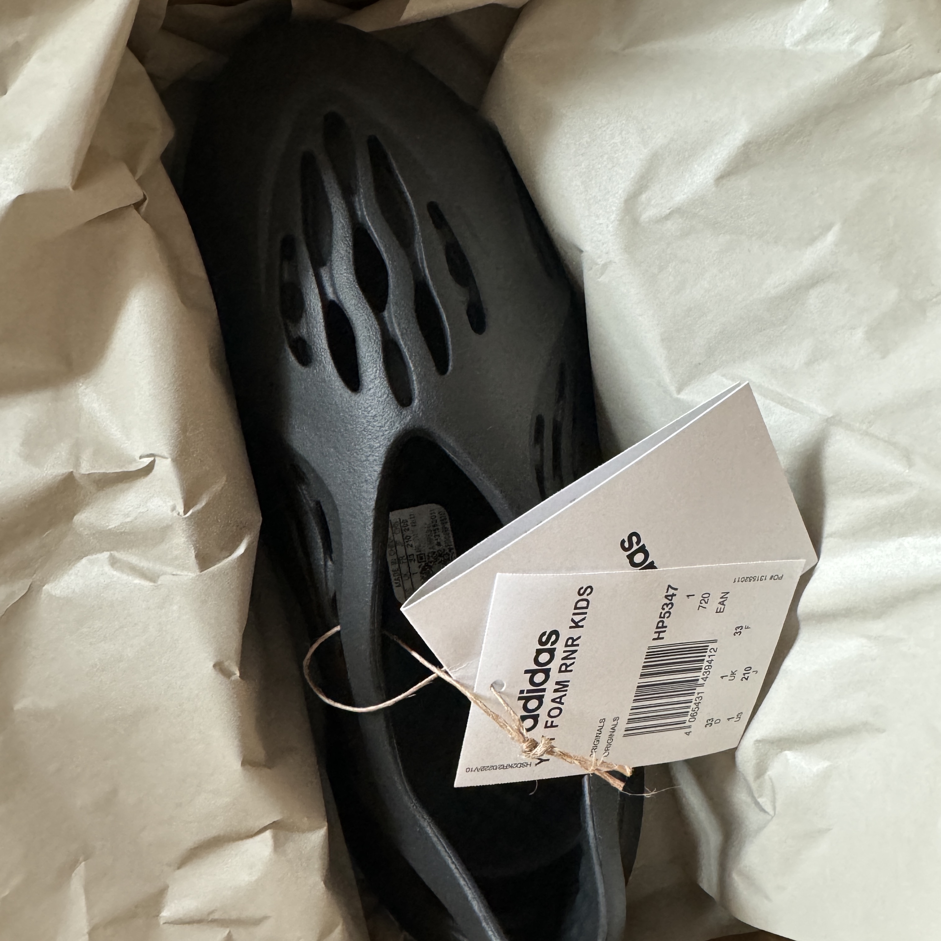 (Kids) Adidas Yeezy Foam RNNR Onyx 착용 스타일 - 1