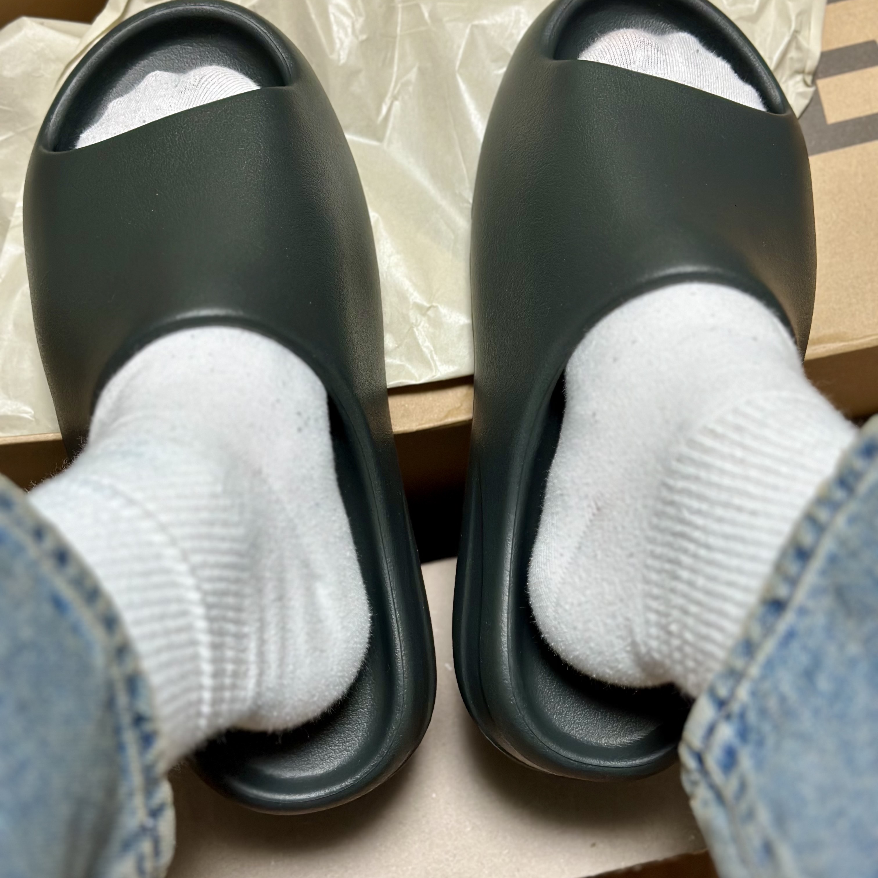 Adidas Yeezy Slide Dark Onyx 2024 착용 스타일 - 3
