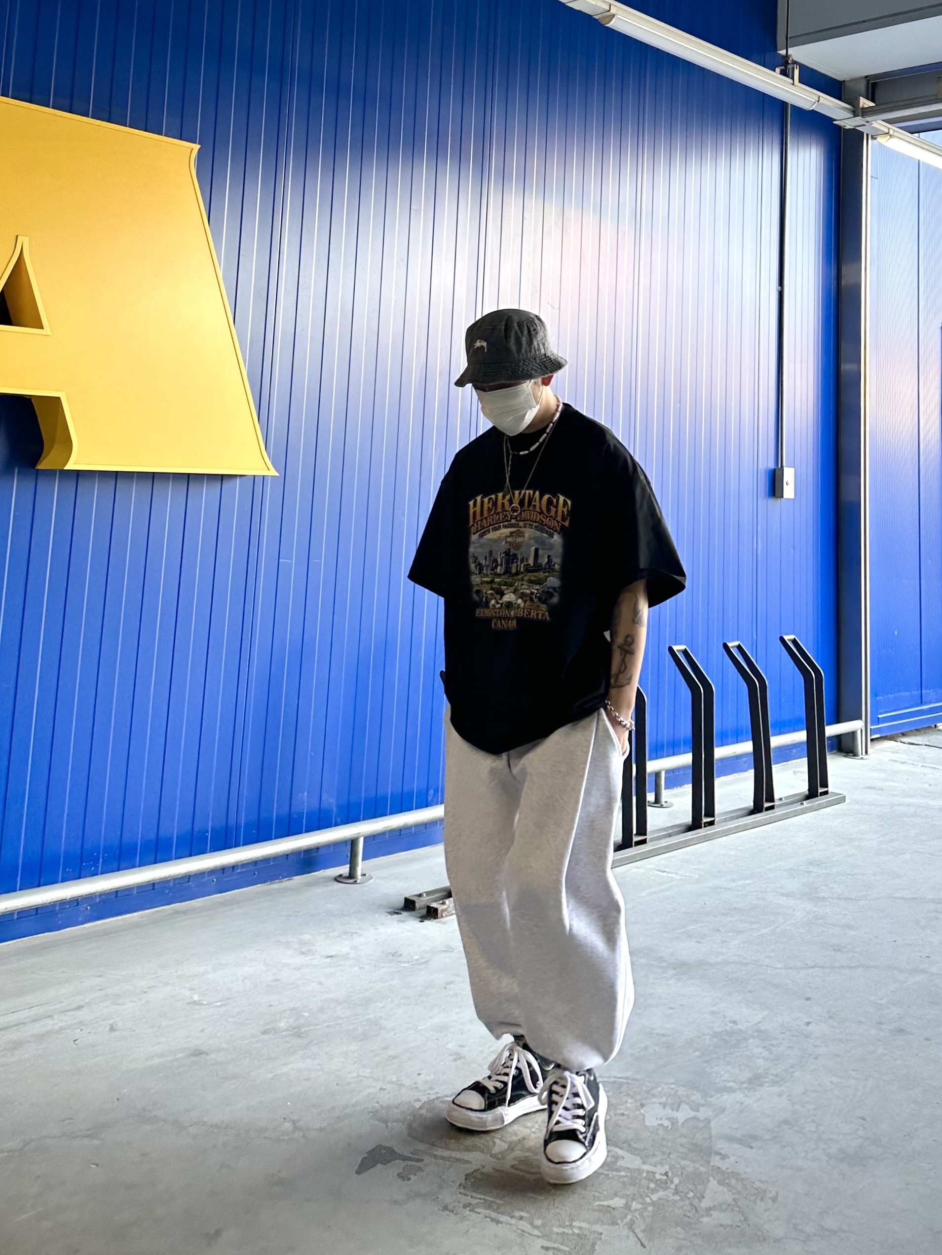 Stussy Washed Stock Bucket Hat Charcoal, Maison Mihara Yasuhiro Peterson OG Sole Canvas Low Sneakers Black 착용 스타일 - 1