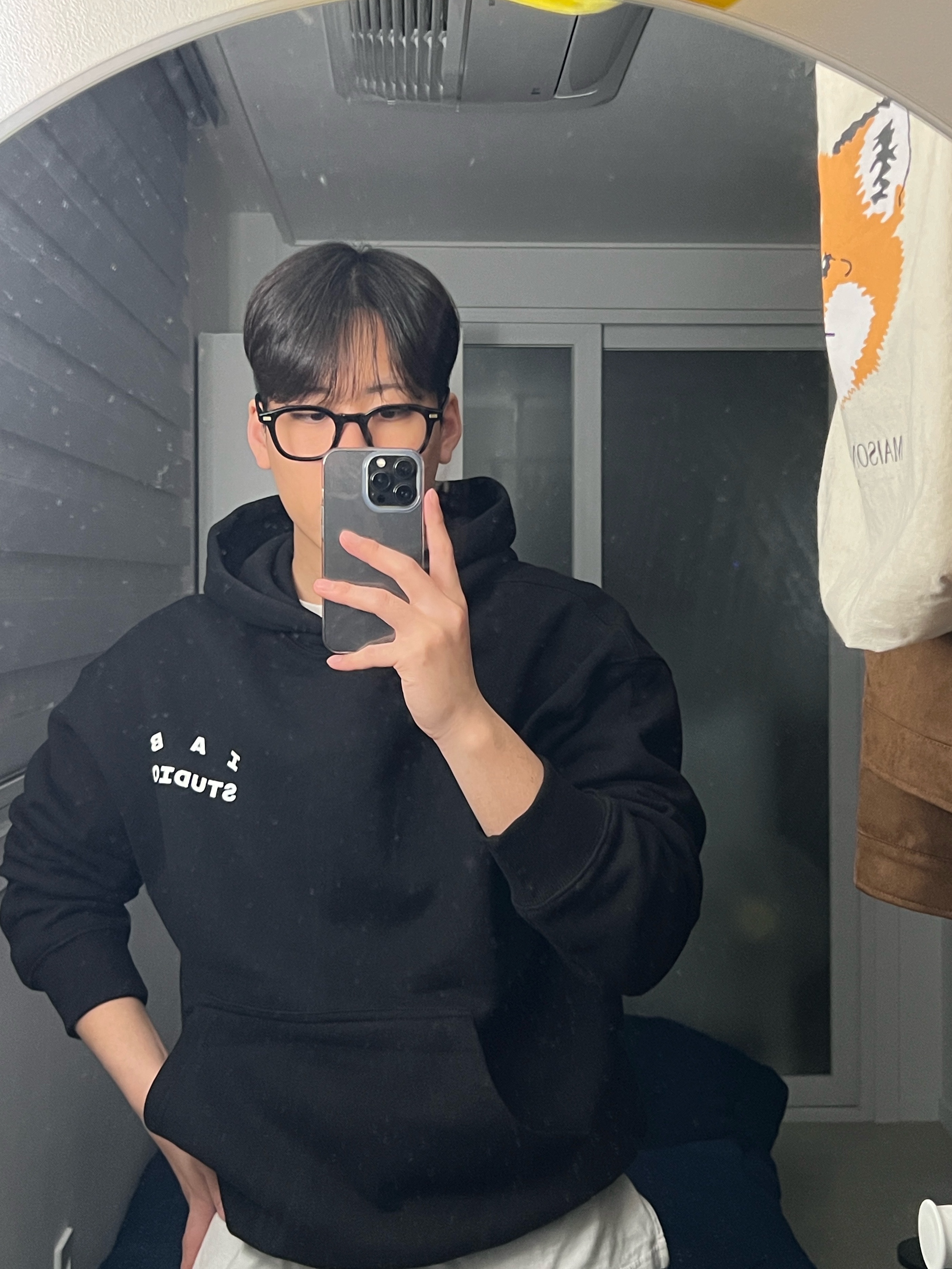 IAB Studio Hoodie Black, IAB Studio Hoodie Black White 착용 스타일 - 3