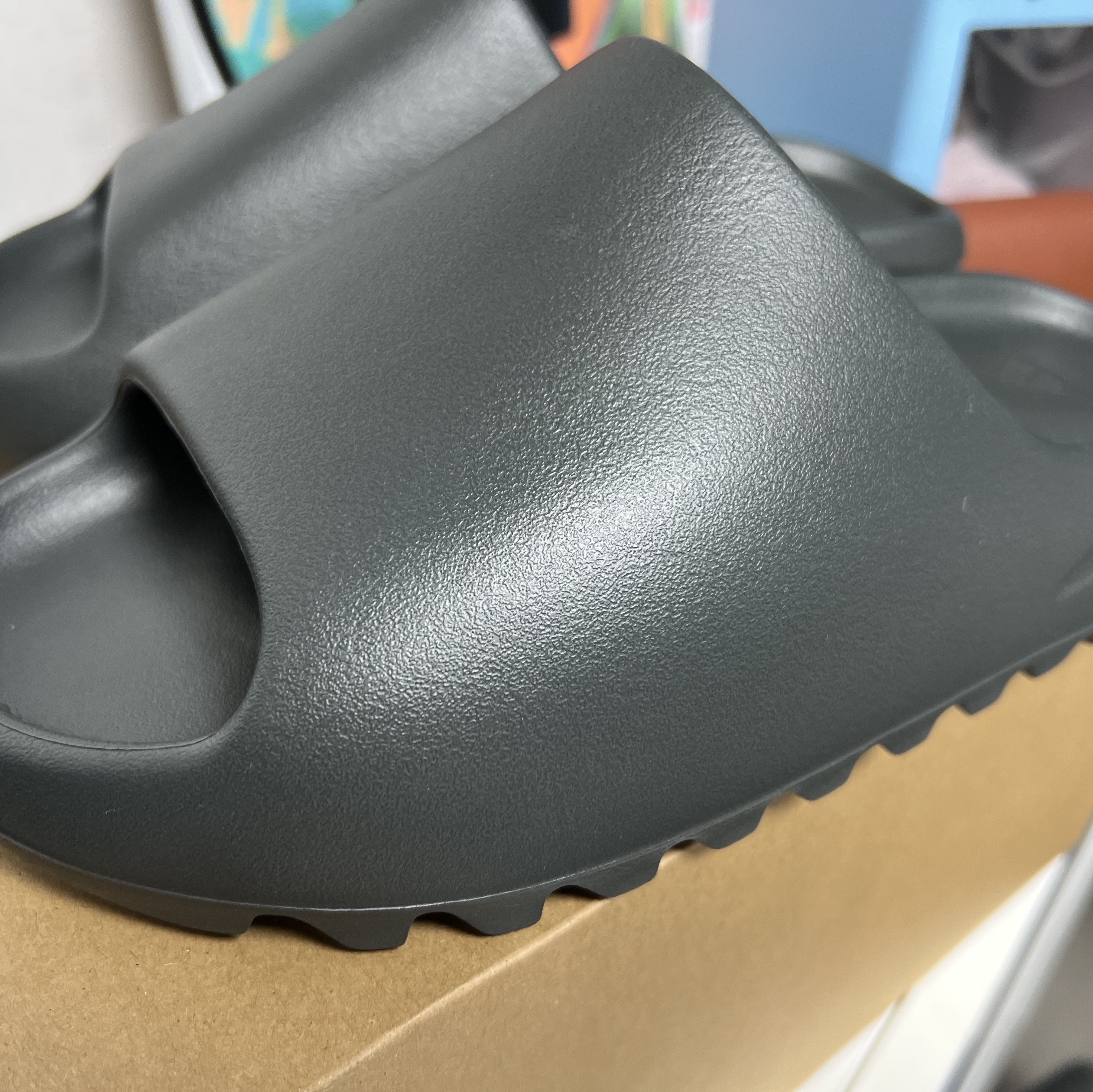 Adidas Yeezy Slide Dark Onyx 2024 착용 스타일 - 2