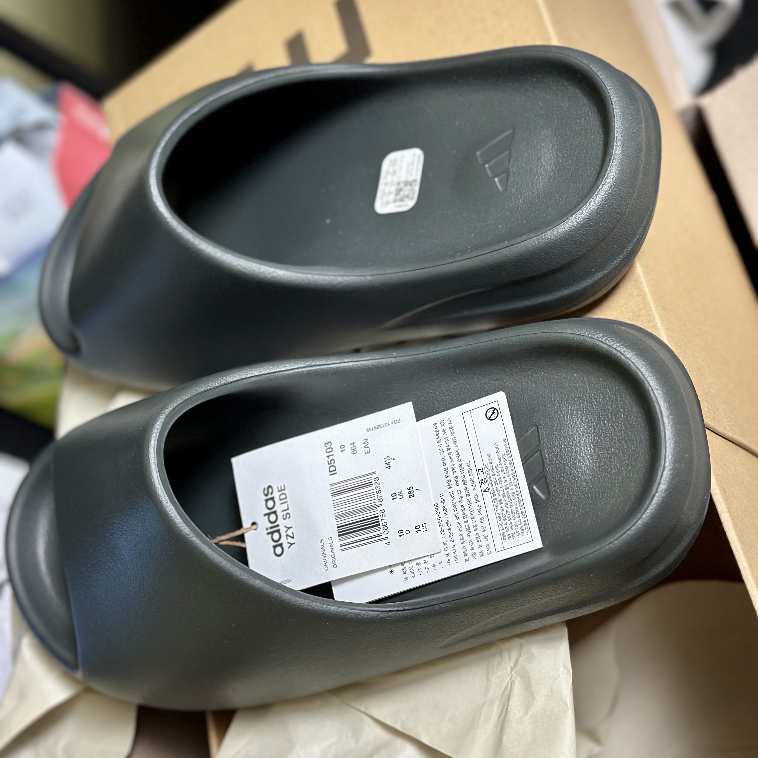 Adidas Yeezy Slide Dark Onyx 2024 착용 스타일 - 2