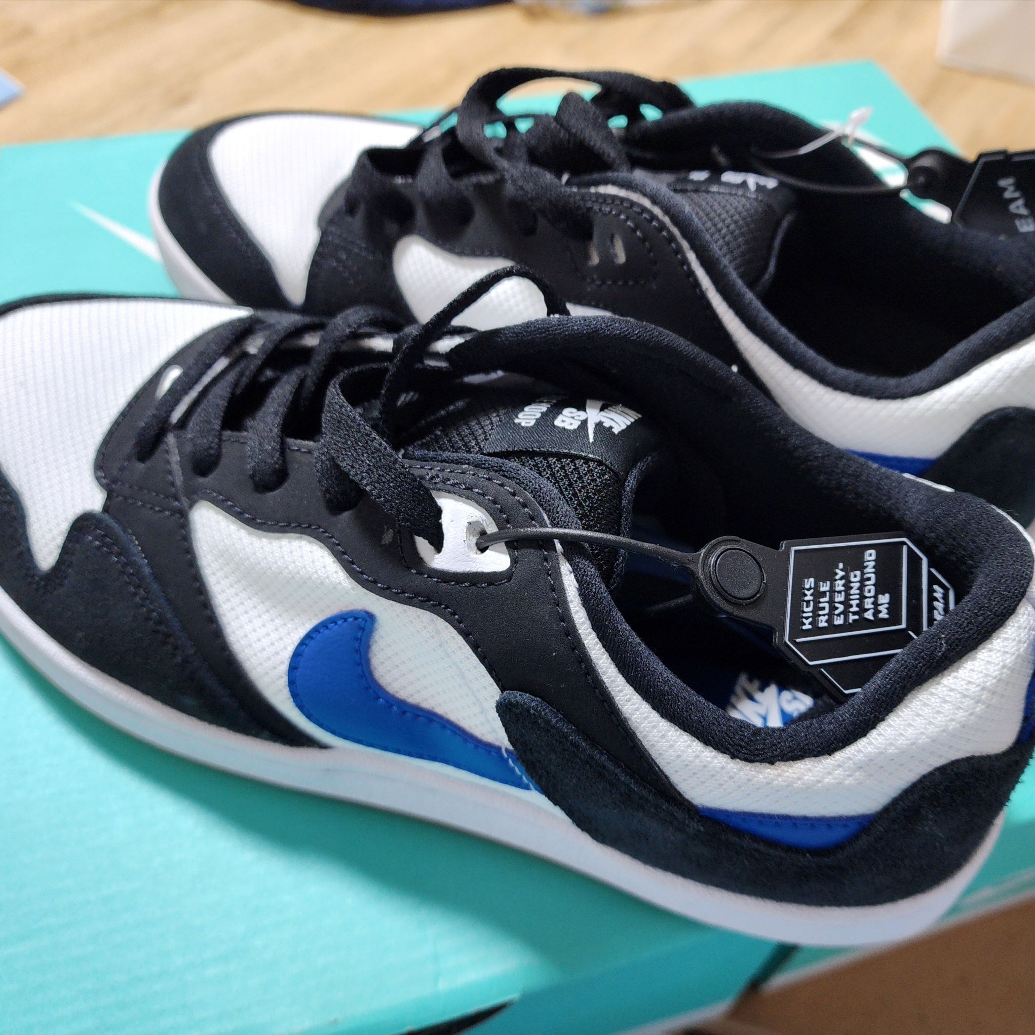 Nike SB Alleyoop White Team Royal, Nike SB Alleyoop University Red 착용 스타일 - 1