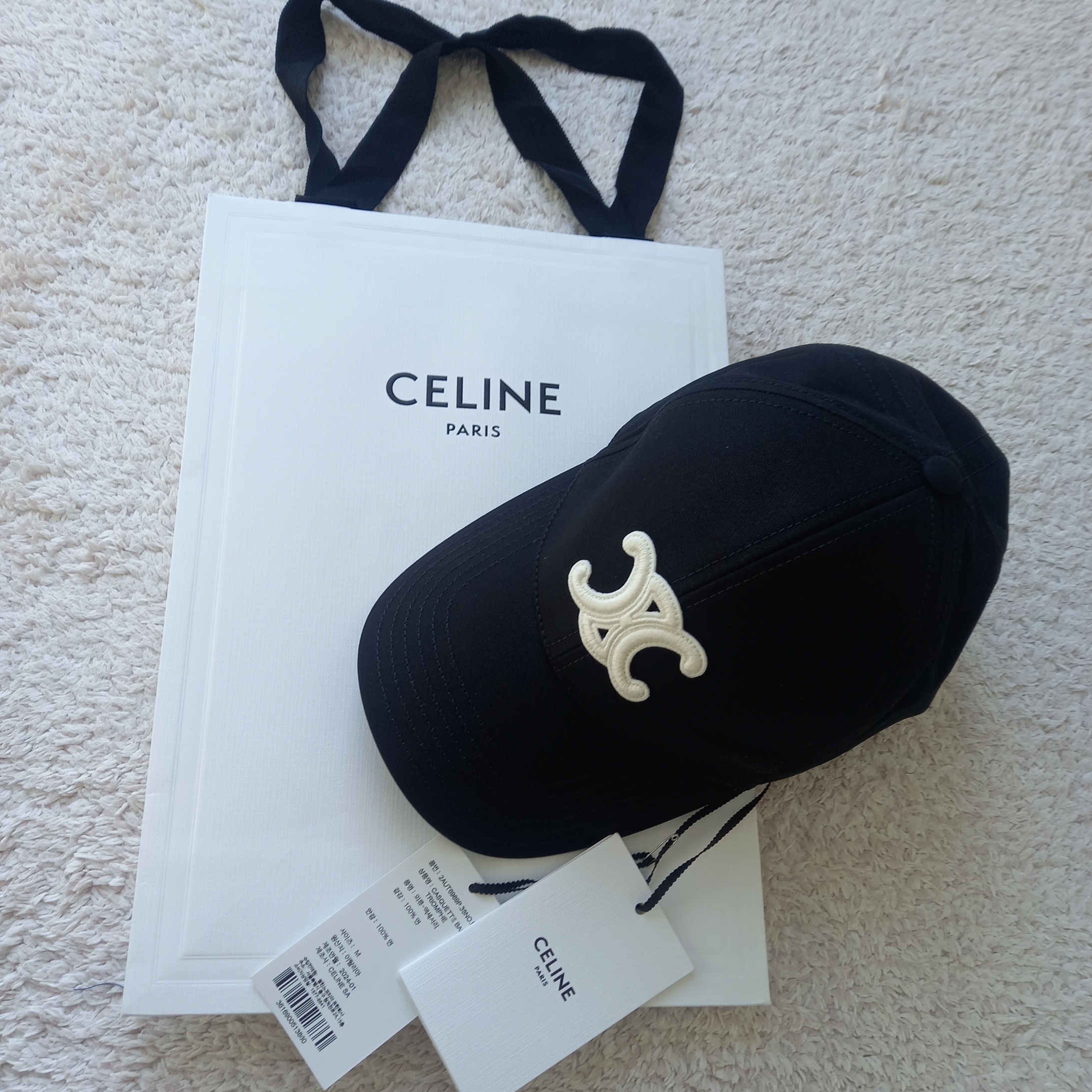 (W) Celine Triomphe Baseball Cap in Cotton Black 착용 스타일 - 1