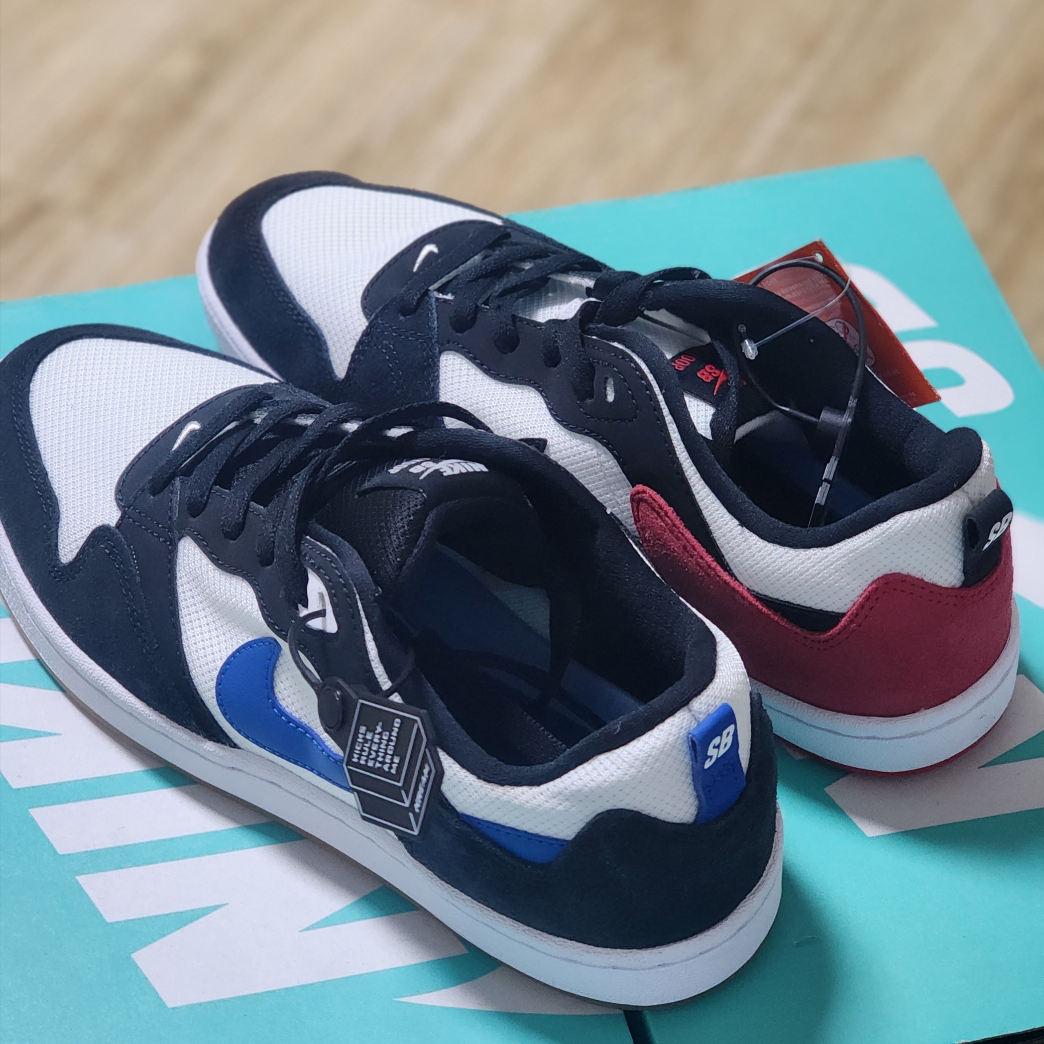 Nike SB Alleyoop White Team Royal, Nike SB Alleyoop University Red 착용 스타일 - 2