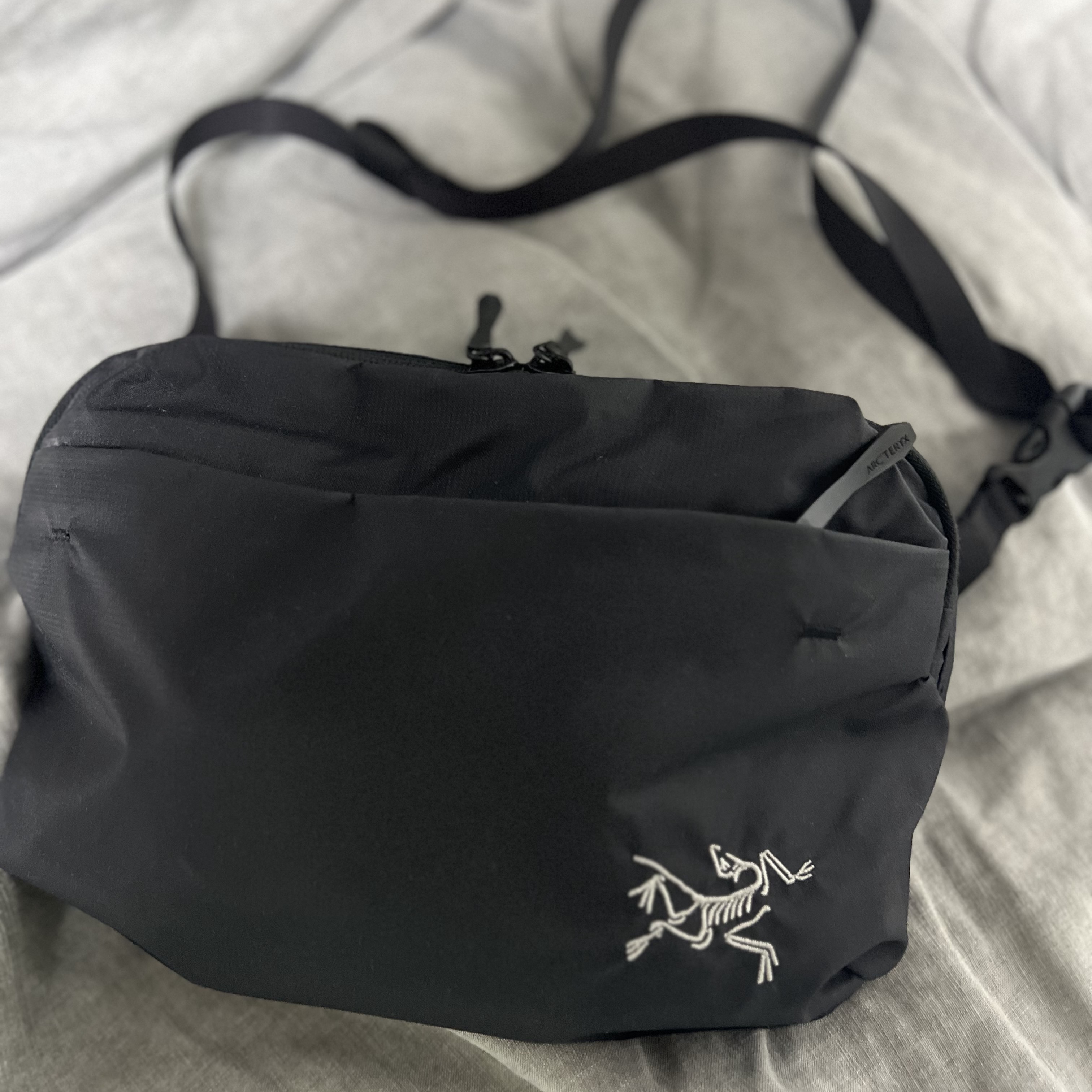 Arc'teryx Heliad 6 Crossbody Bag Black 착용 스타일