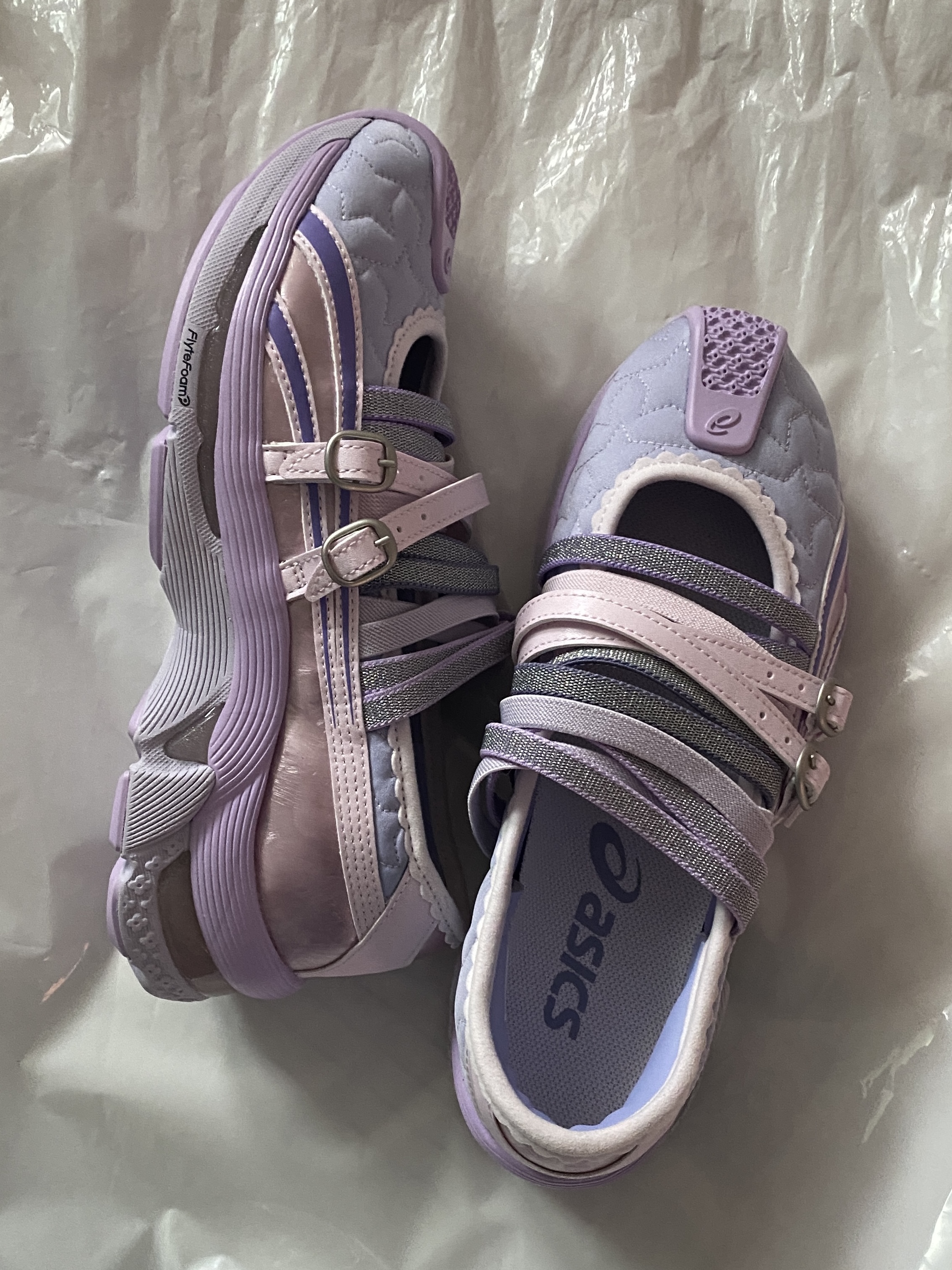 (W) Asics x Kiko Kostadinov x Heaven by Marc Jacobs Gel-Lokros Vapor Cosmos 착용 스타일 - 1