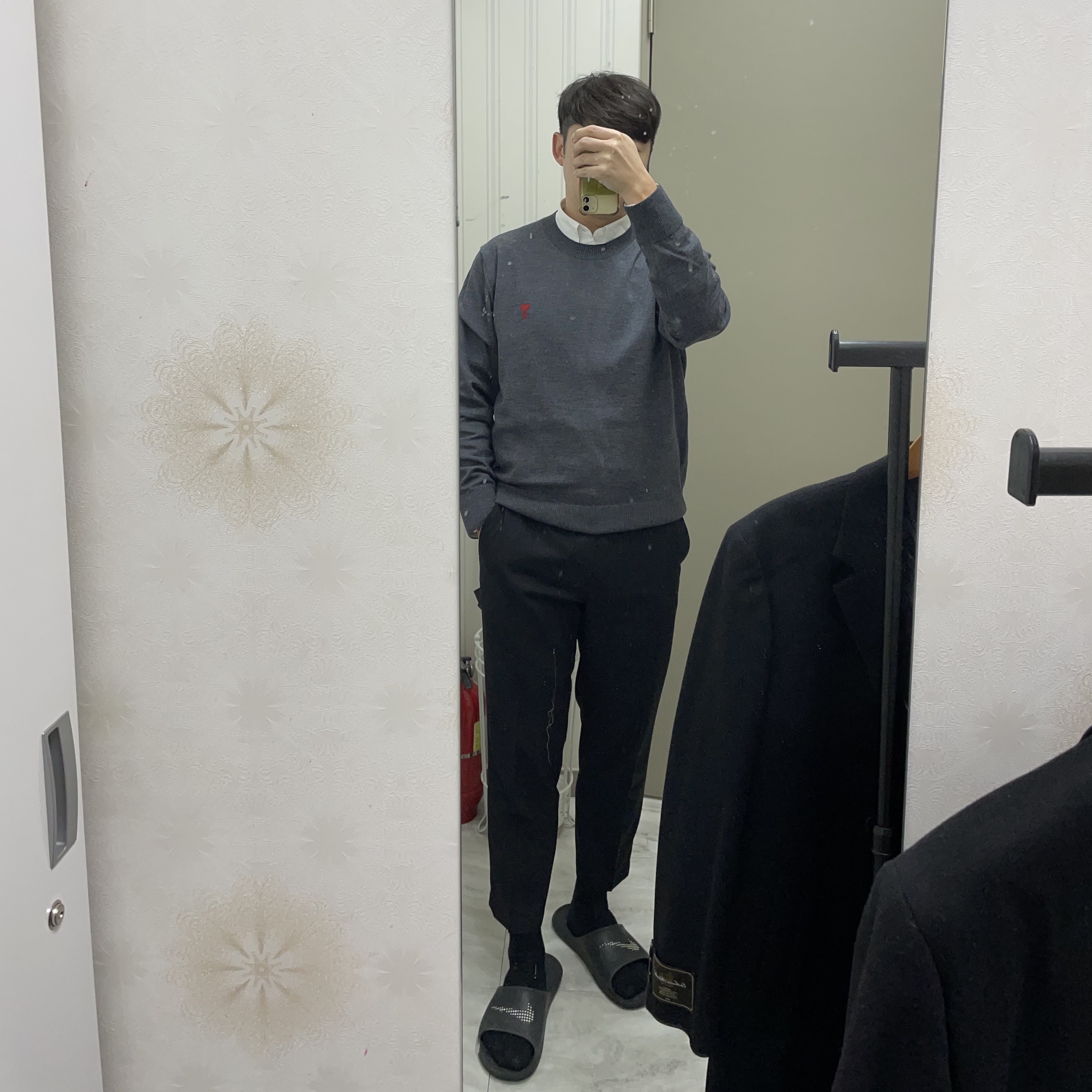AMI de Coeur Sweater Heather Grey, Nike Victori One Shower Slide Black 착용 스타일