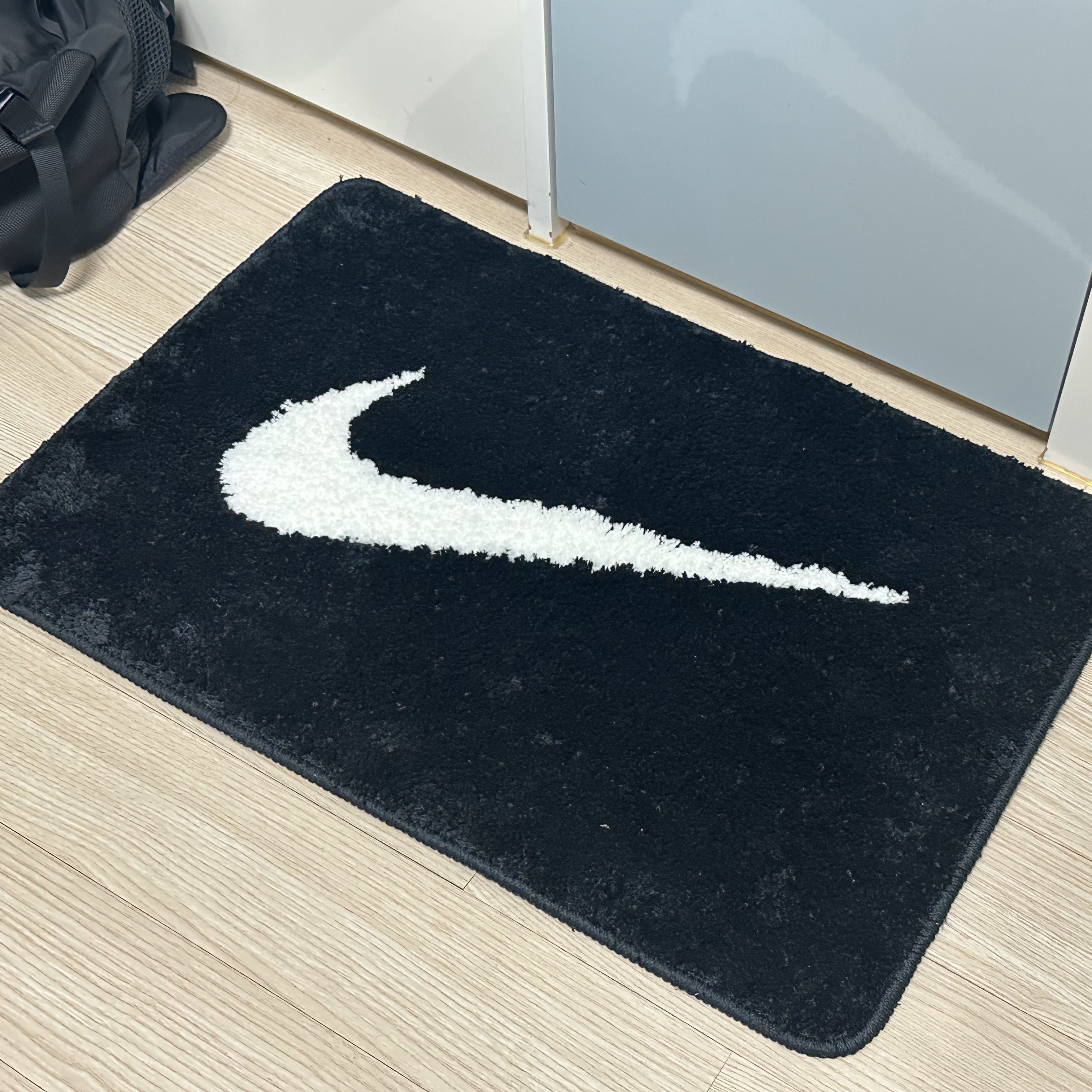 Nike Swoosh Rug Black White 착용 스타일 - 1