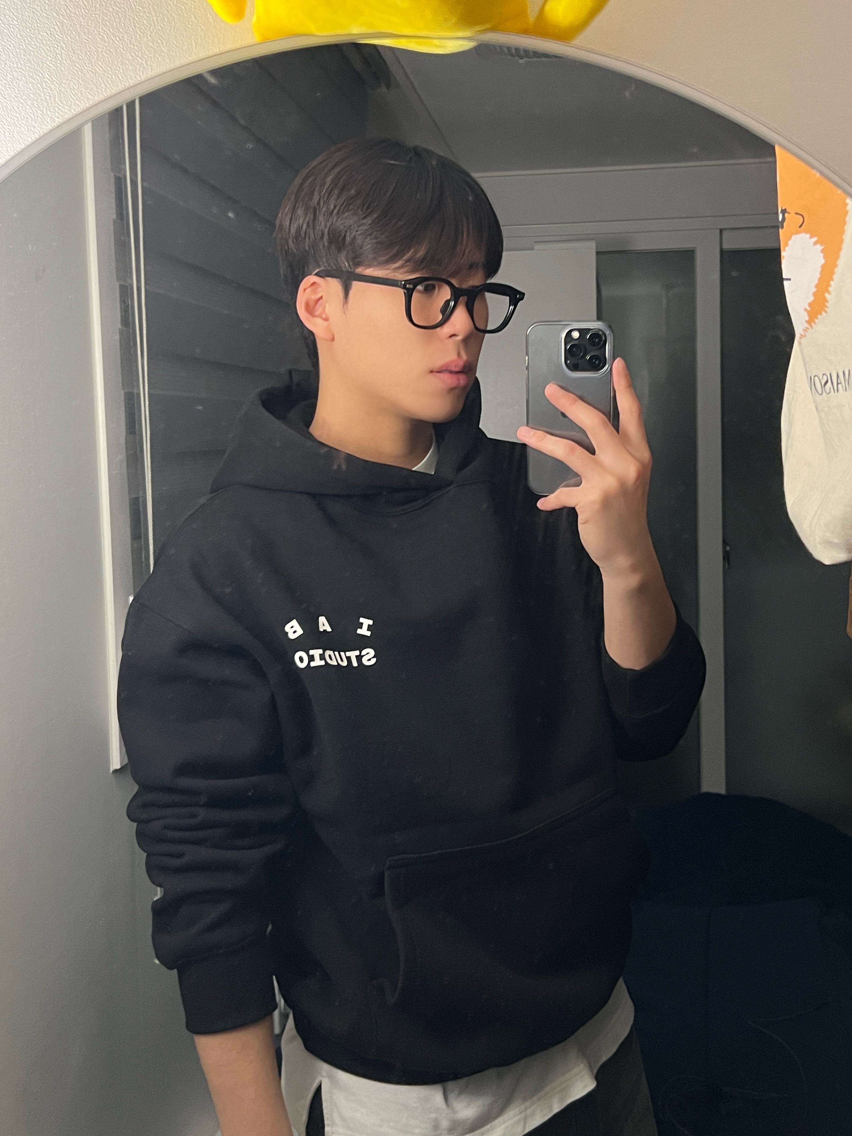 IAB Studio Hoodie Black, IAB Studio Hoodie Black White 착용 스타일 - 2