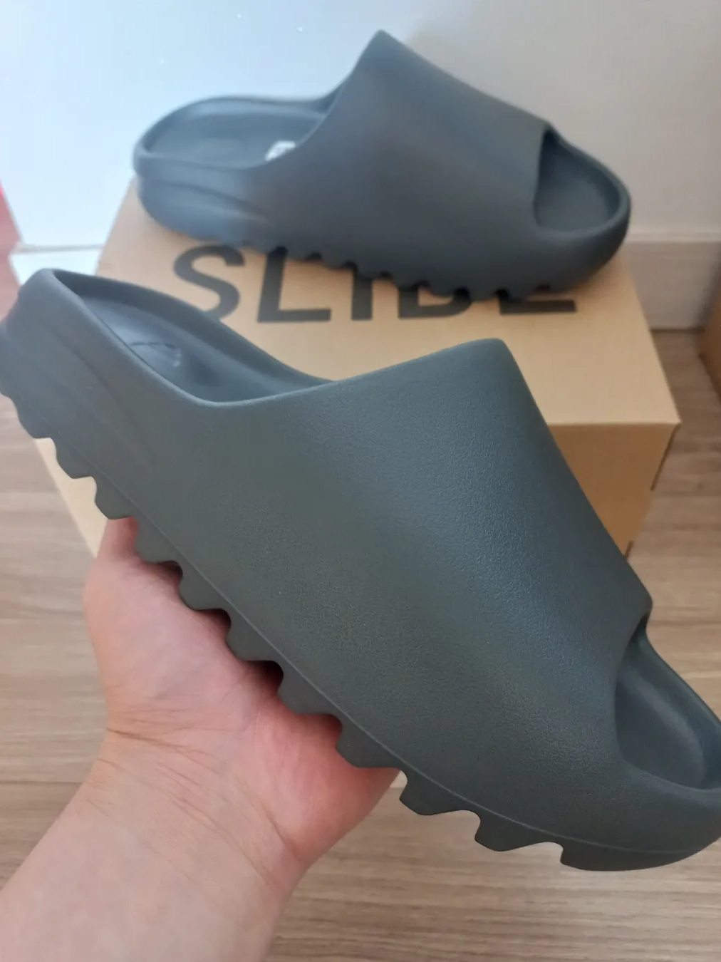 Adidas Yeezy Slide Onyx 착용 스타일 - 1