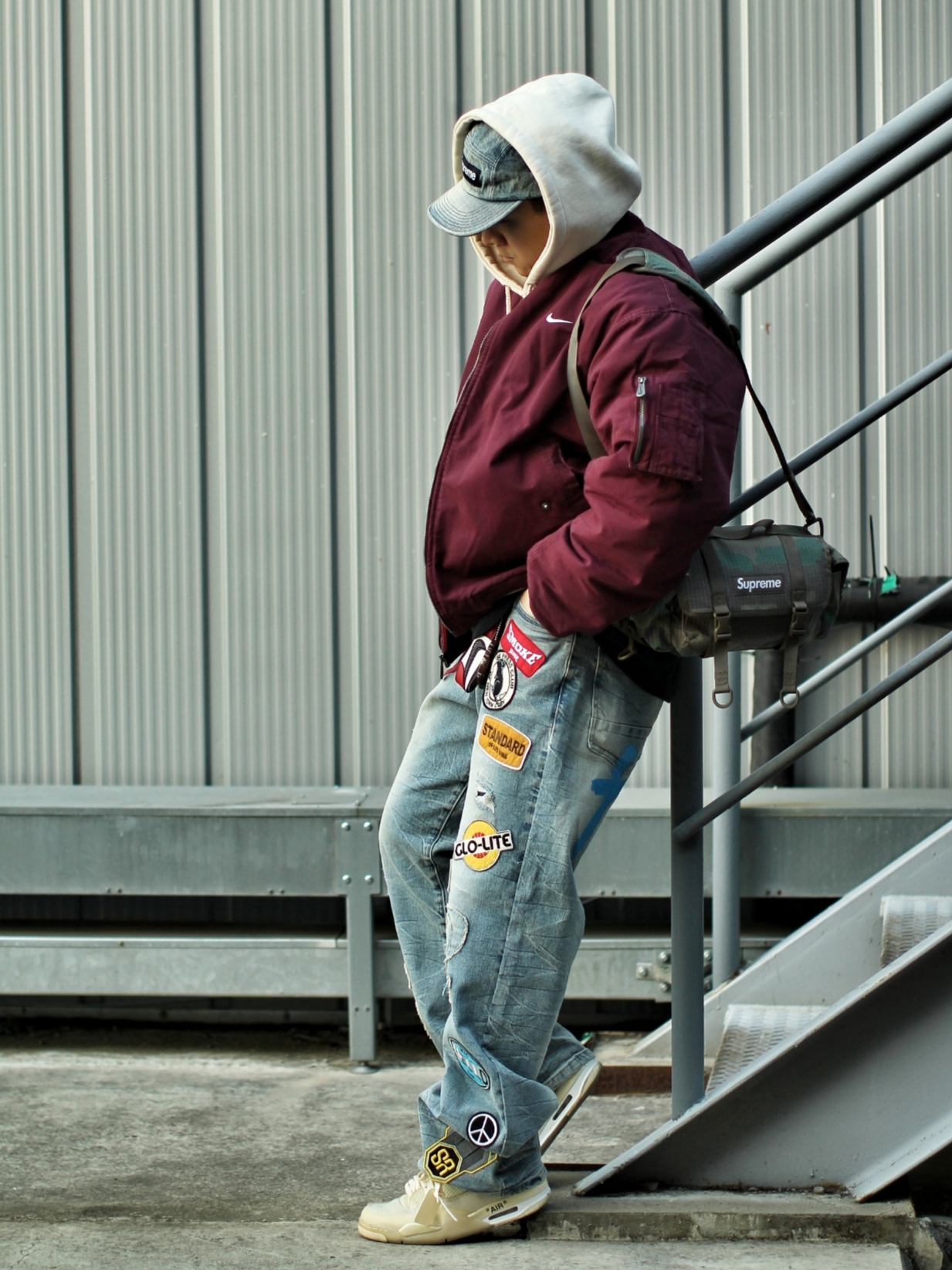 Supreme Washed Chino Twill Camp Cap Dirty Indigo - 24SS, Supreme Mini Duffle Bag Woodland Camo - 24SS 착용 스타일 - 2