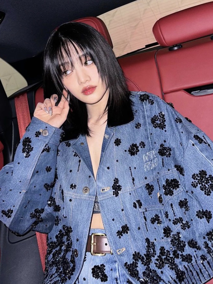 (W) Miu Miu Embellished Denim Trucker Jacket Navy 착용 스타일