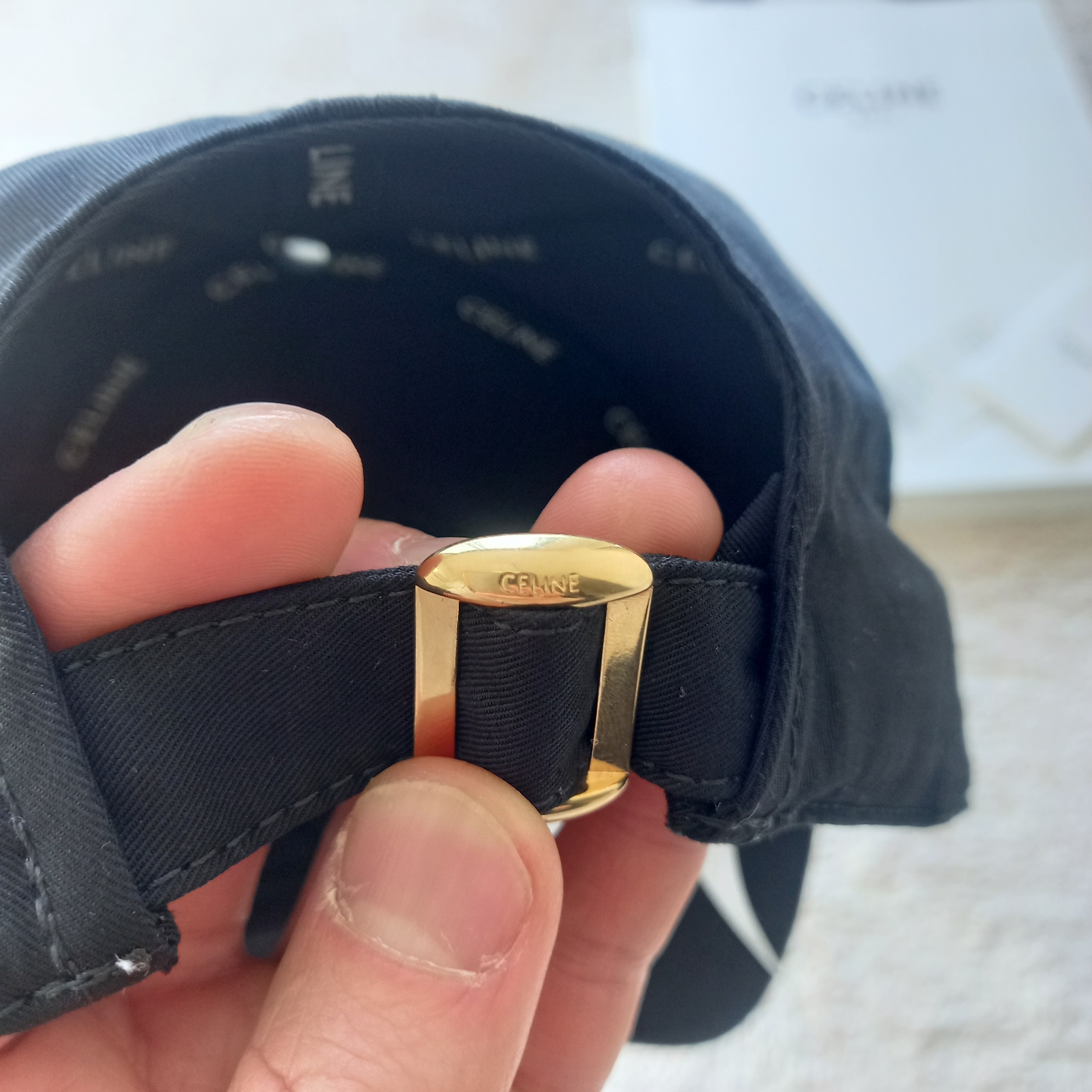 (W) Celine Triomphe Baseball Cap in Cotton Black 착용 스타일 - 4