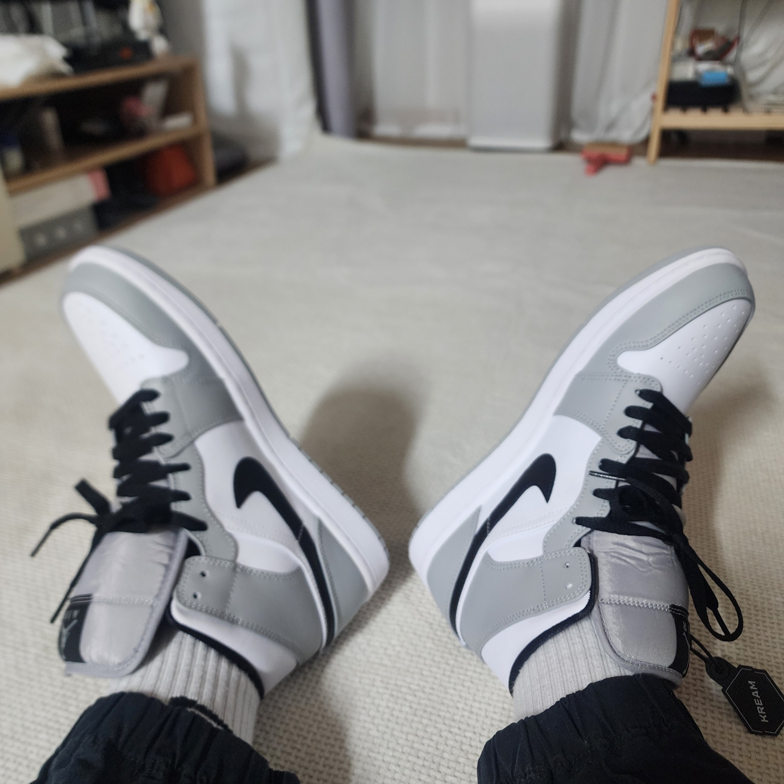 Jordan 1 Mid Light Smoke Grey 착용 스타일 - 3