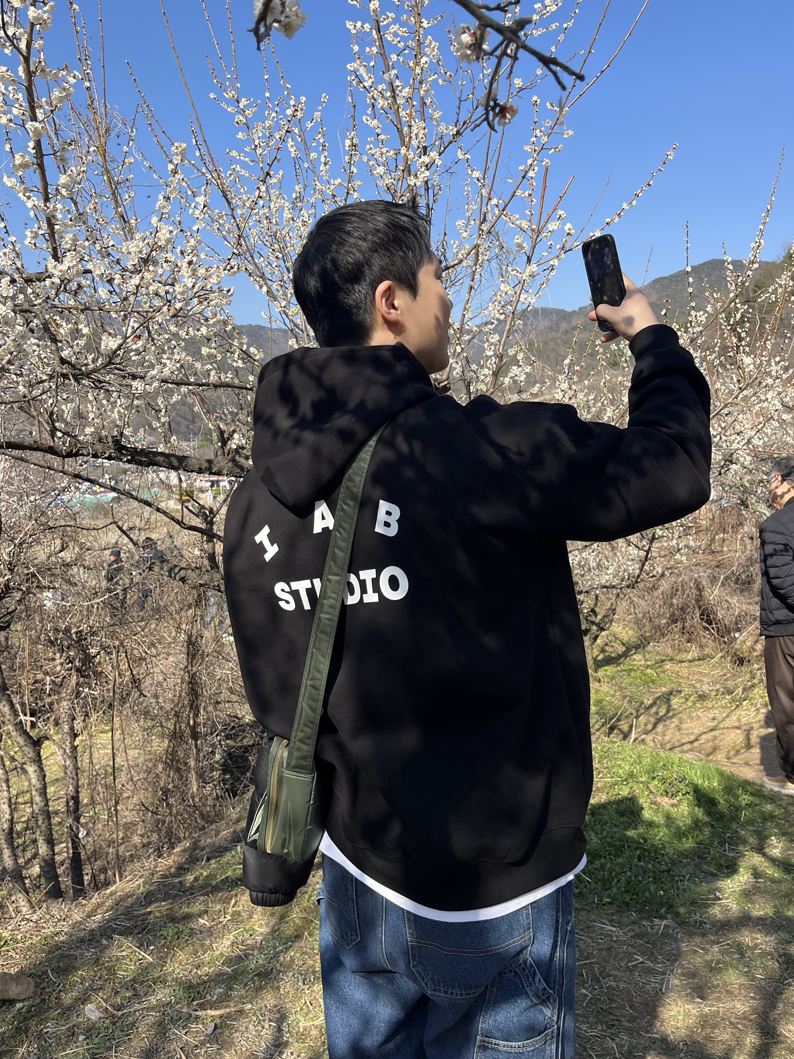 IAB Studio Hoodie Black White, Porter Tanker Shoulder Bag S Sage Green 착용 스타일