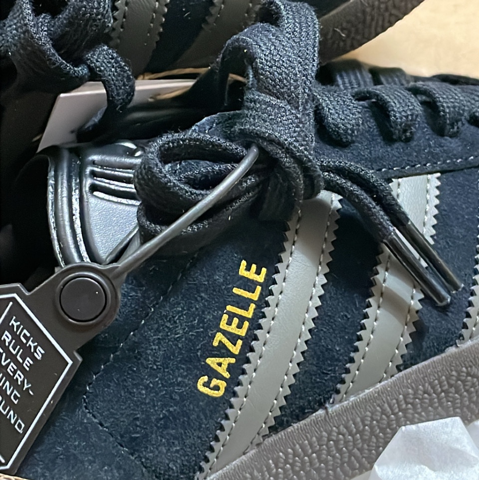 Adidas Gazelle Core Black Gold Metallic Gum 착용 스타일 - 1