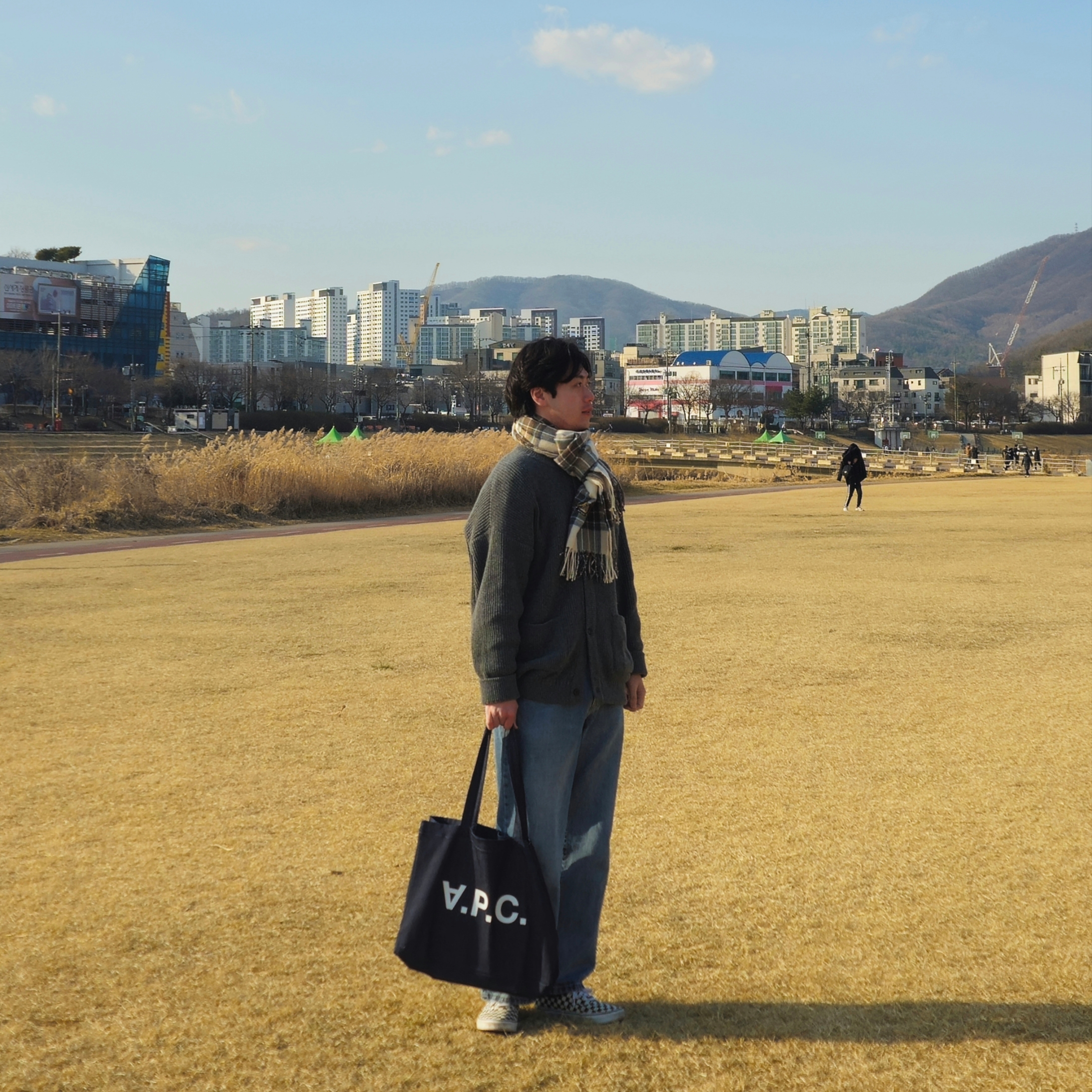 A.P.C. Daniela Shopping Bag Indigo, Vans Authentic 44 DX Anaheim Factory Black 착용 스타일 - 2