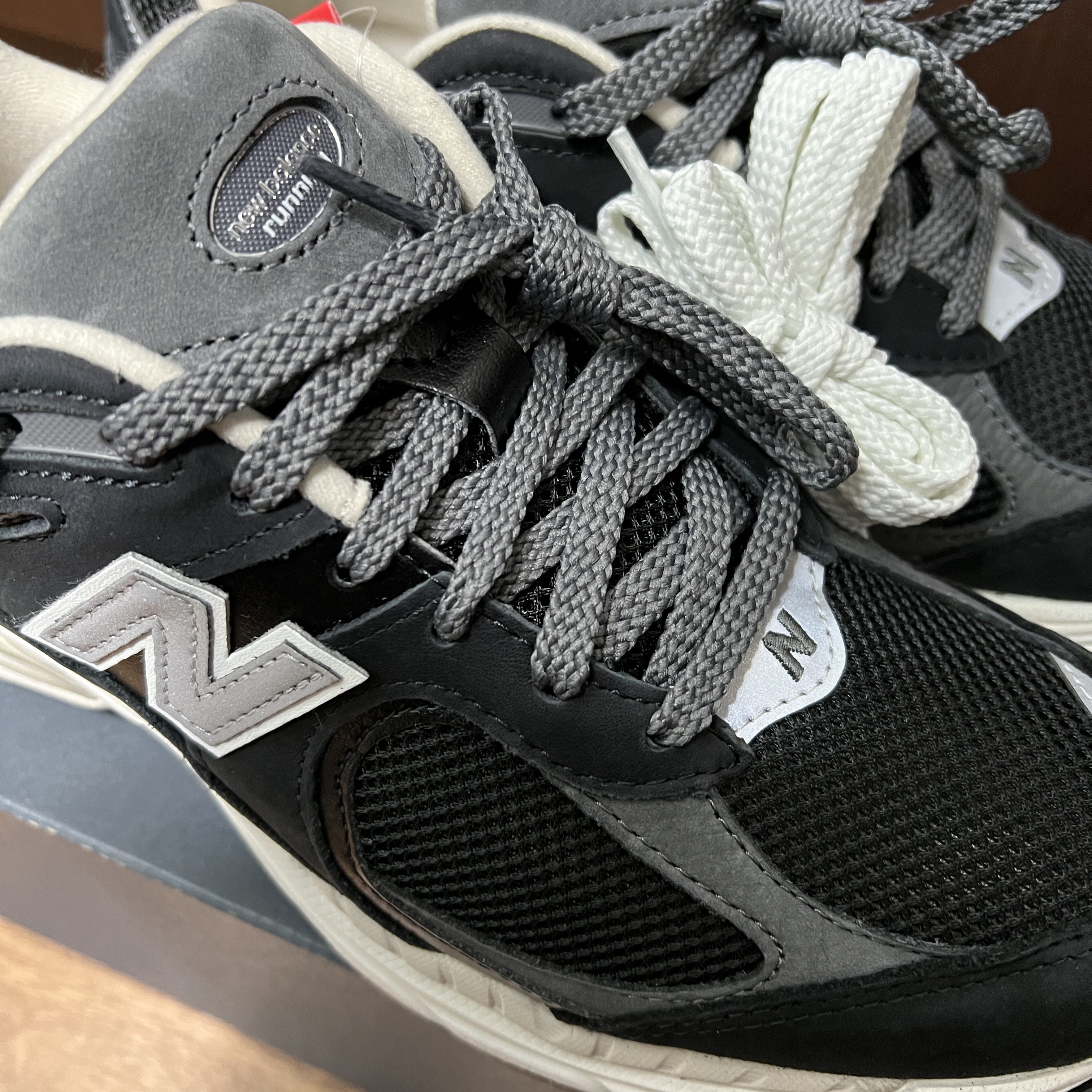 New Balance 2002R Premium Vintage Black 착용 스타일