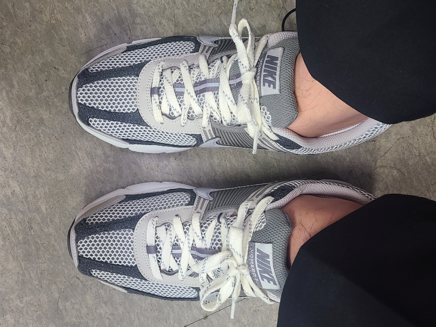 Nike Zoom Vomero 5 PRM Light Iron Ore and Flat Fewter 착용 스타일 - 1