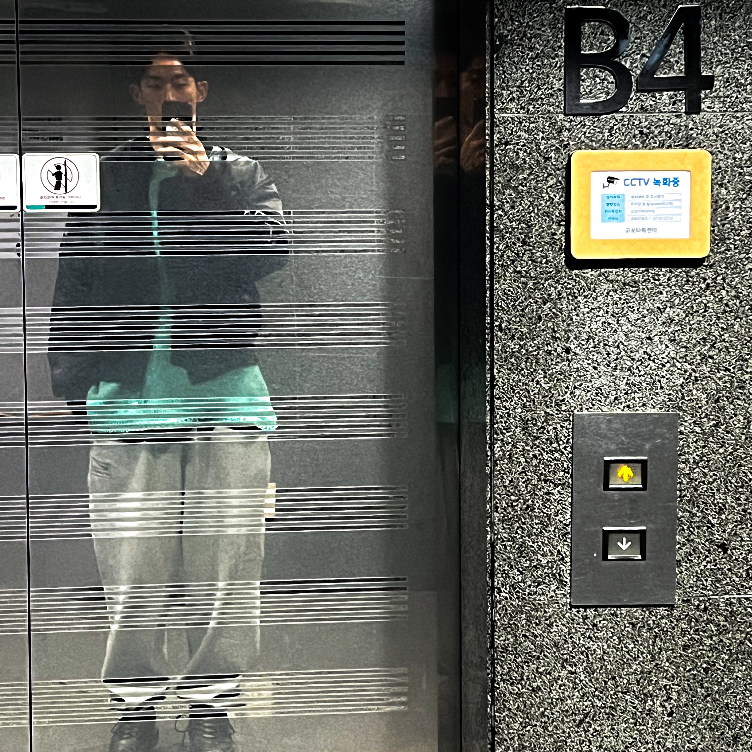 Nike Air Max Plus OG Scarab, Jacquemus Le Sweatshirt Jacquemus Hooded Sweatshirt Light Khaki 착용 스타일 - 3