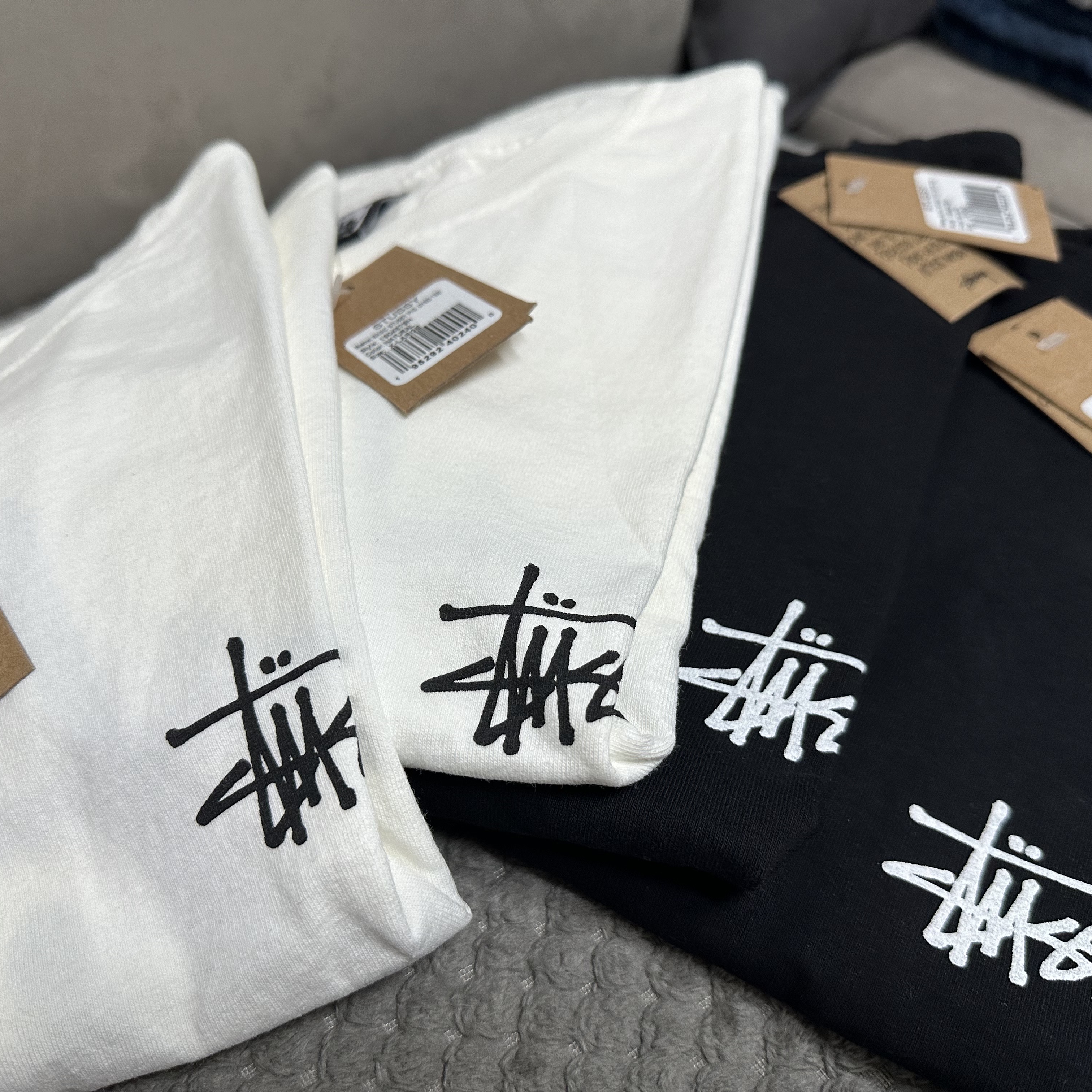 Stussy Basic Stussy Pigment Dyed T-Shirt Natural 2023, Stussy Basic Stussy Pigment Dyed T-Shirt Black 2023 착용 스타일